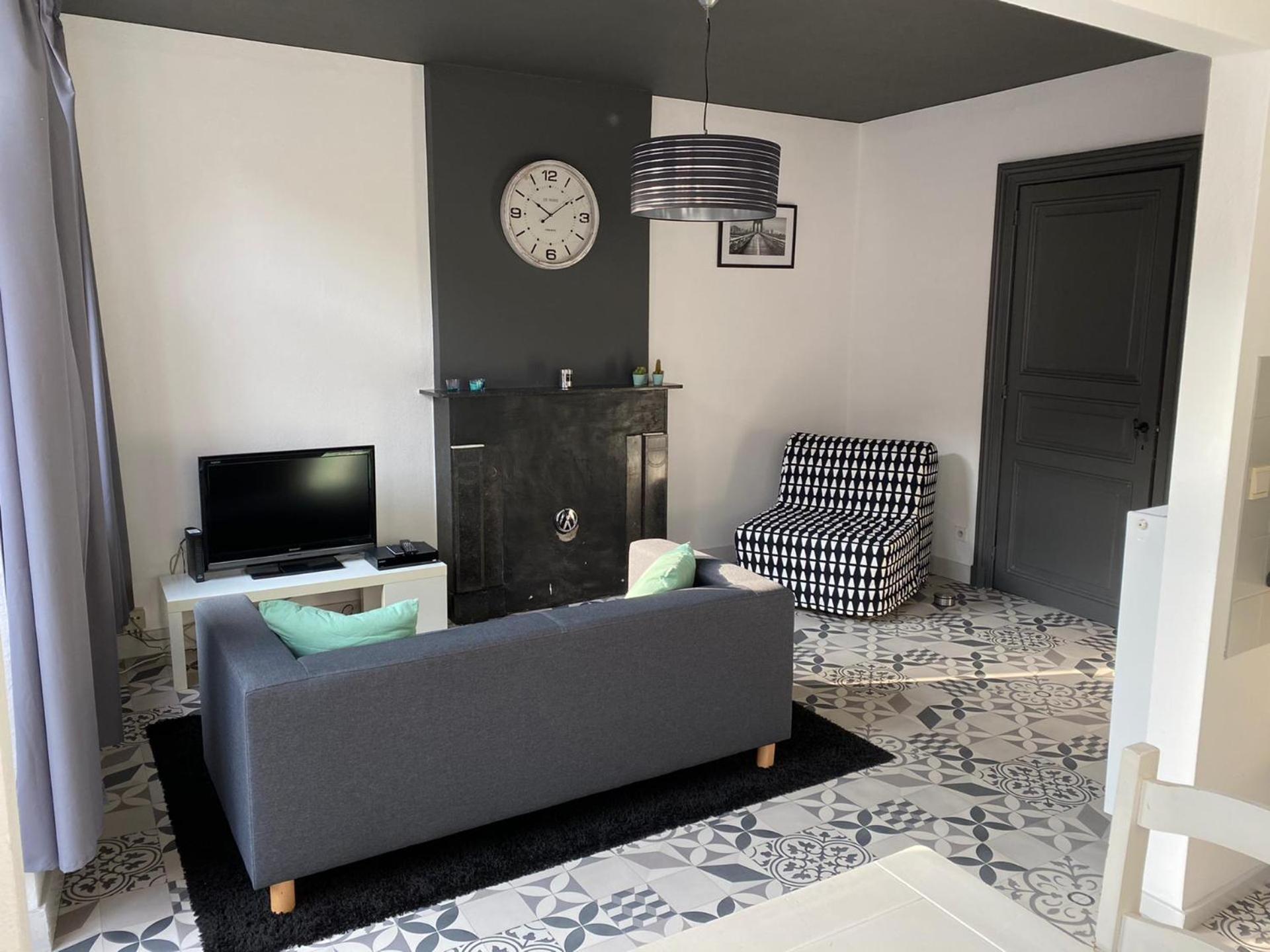 One-Bedroom Apartment - Photo 2