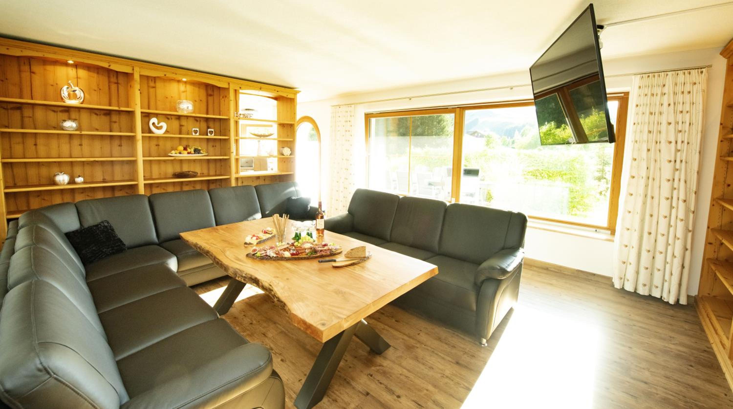 Three-Bedroom Apartment with Mountain View, Garden and Kitchenette photo 1