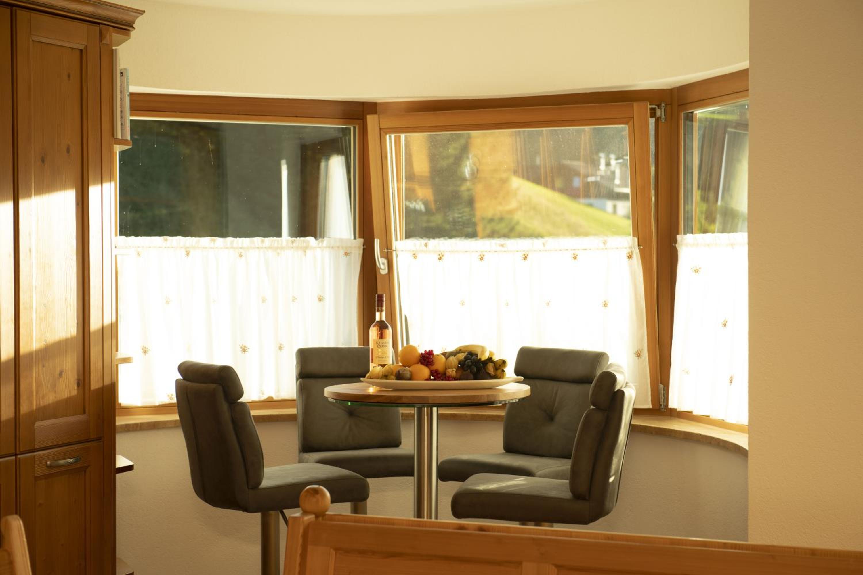 Three-Bedroom Apartment with Mountain View, Garden and Kitchenette photo 3