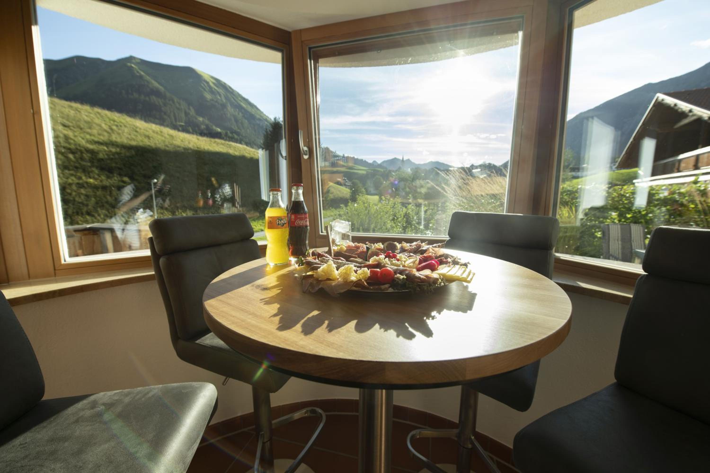 Three-Bedroom Apartment with Mountain View, Garden and Kitchenette photo 2