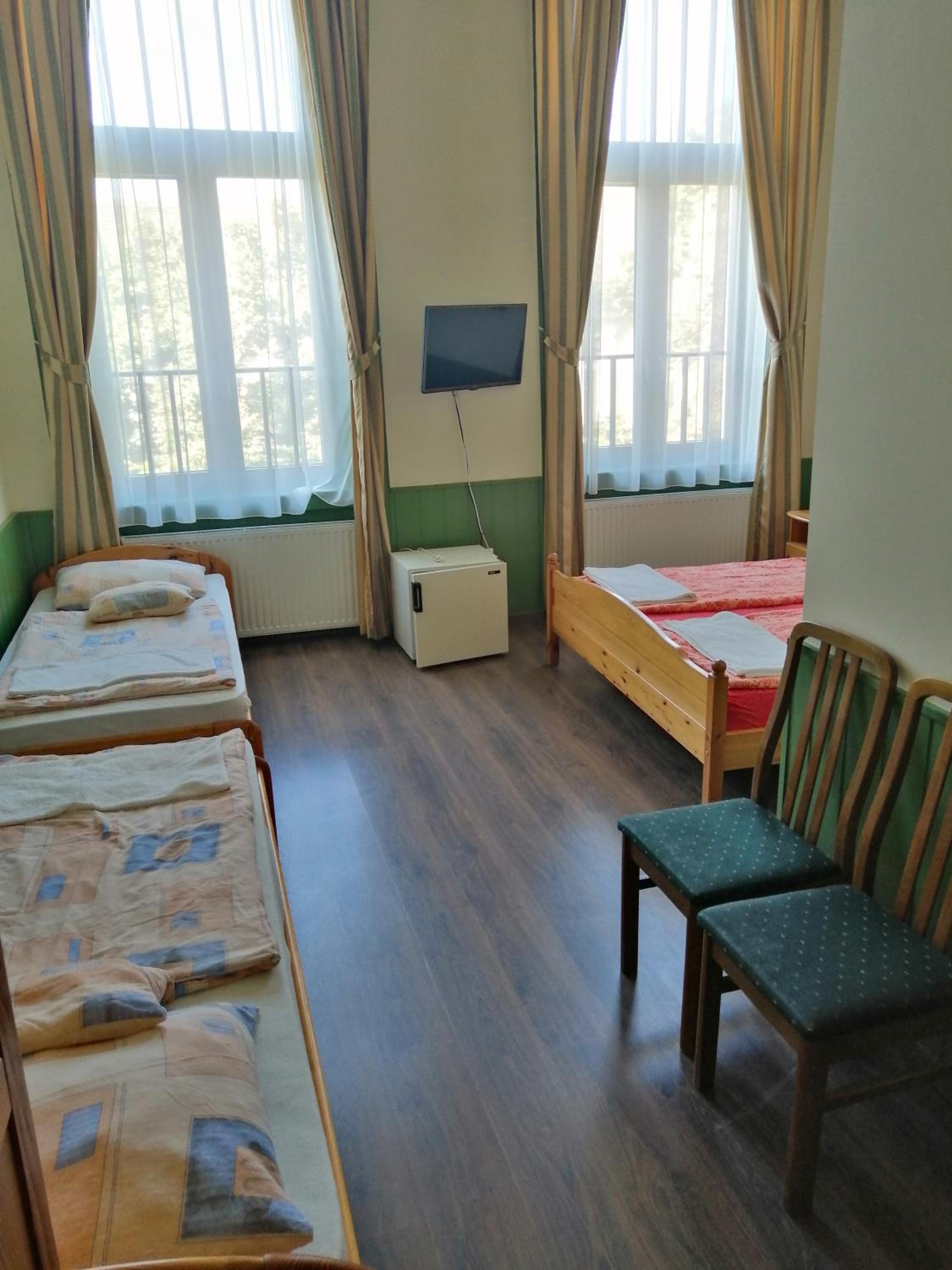 Quadruple Room with Private Bathroom - Photo 4