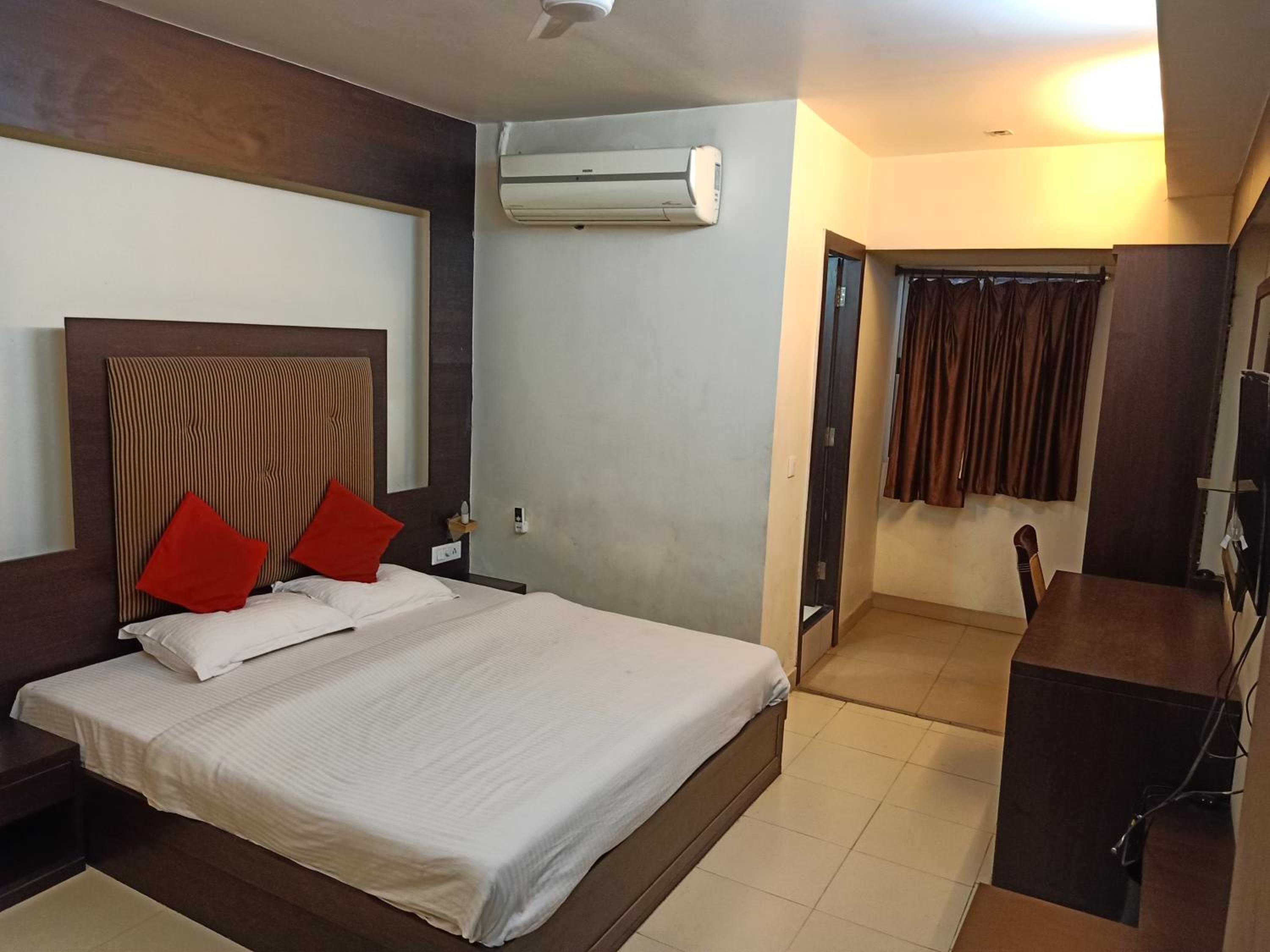 Deluxe Double Room (2 Adults + 1 Child) photo 2