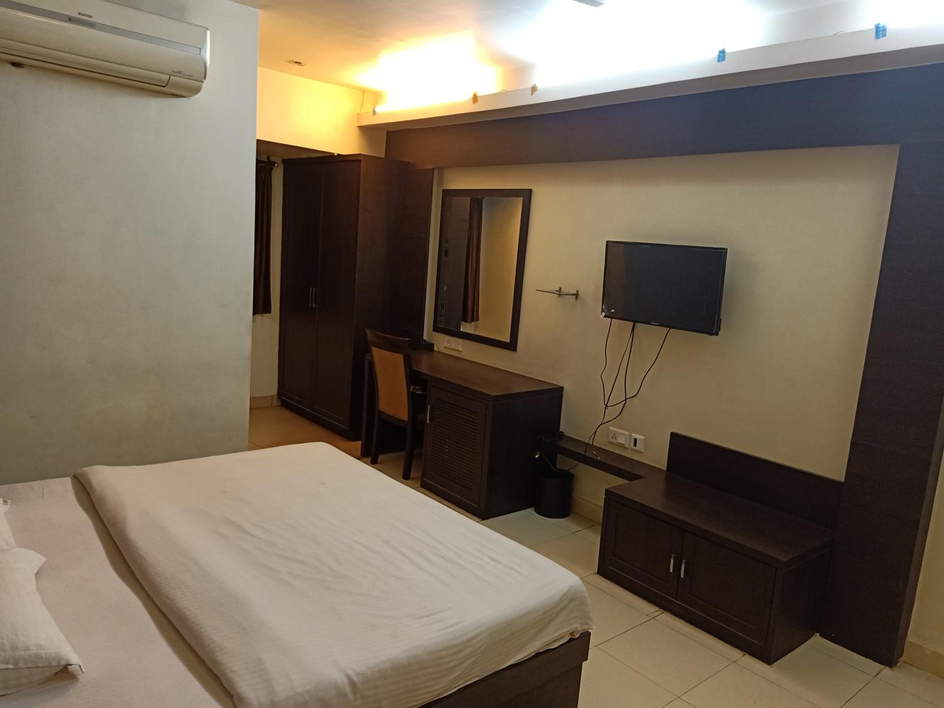Deluxe Double Room (2 Adults + 1 Child) photo 3