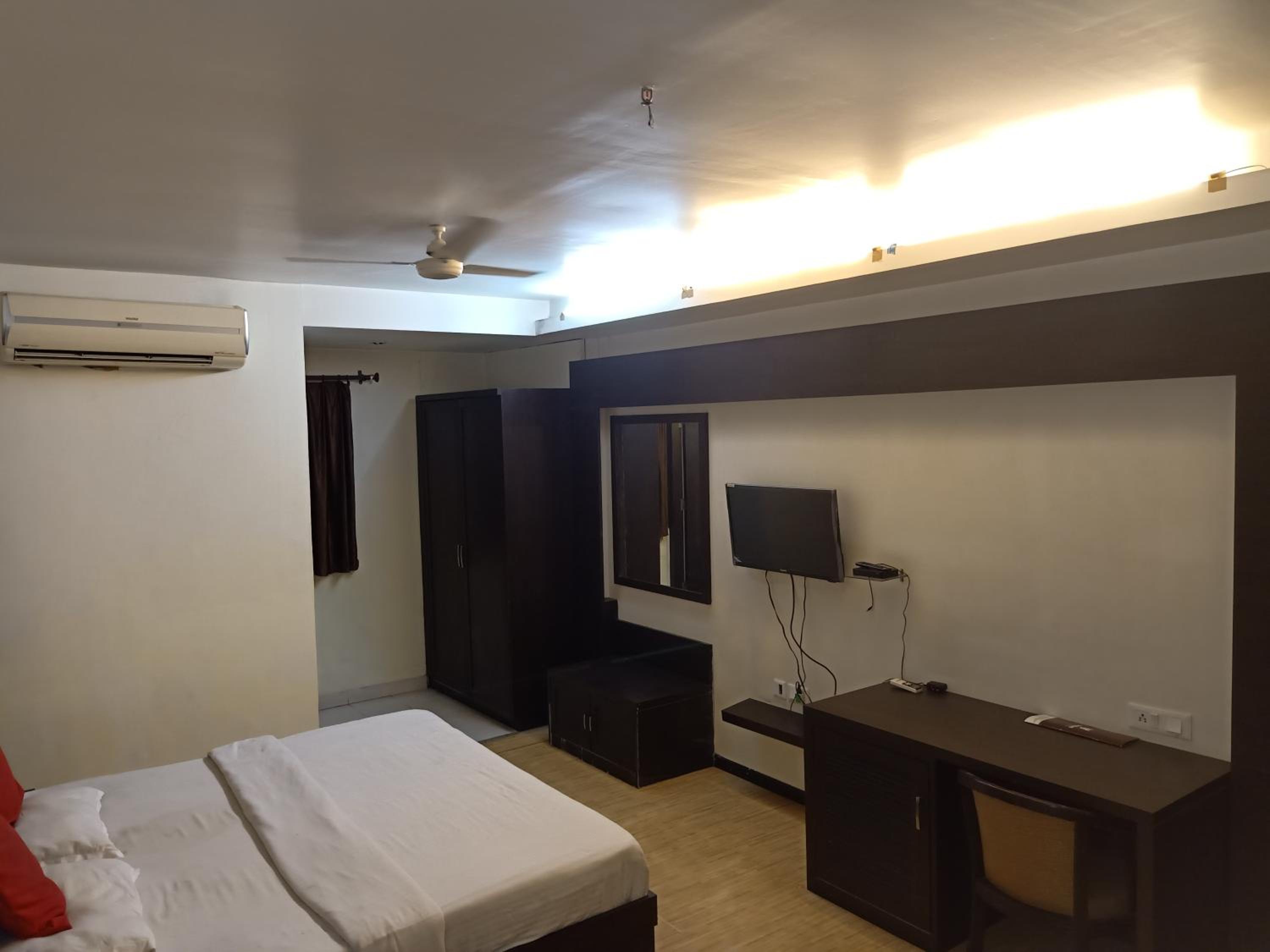 Deluxe Double Room (2 Adults + 1 Child) photo 1