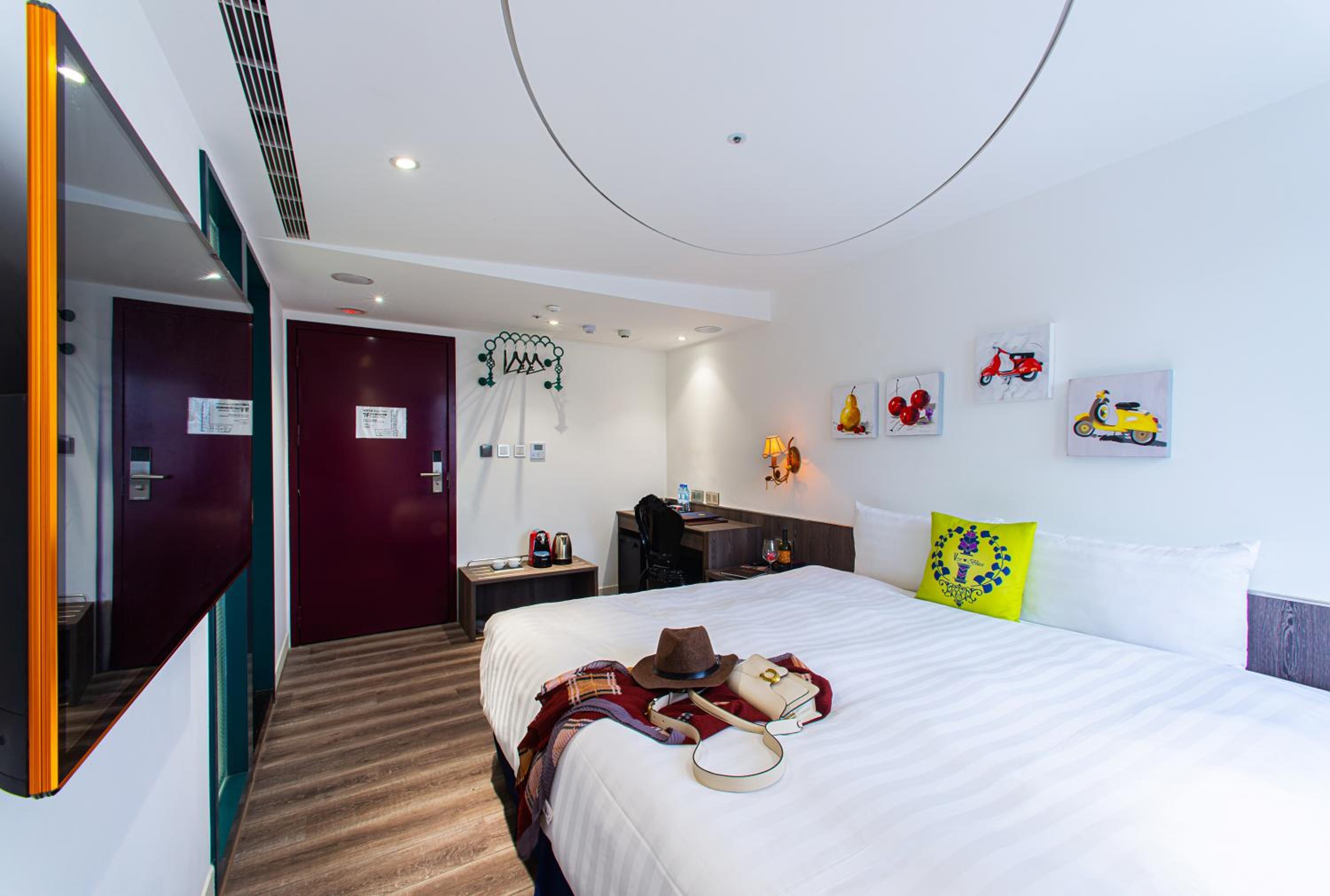 Deluxe Double Room with Bathtub and City View photo 3