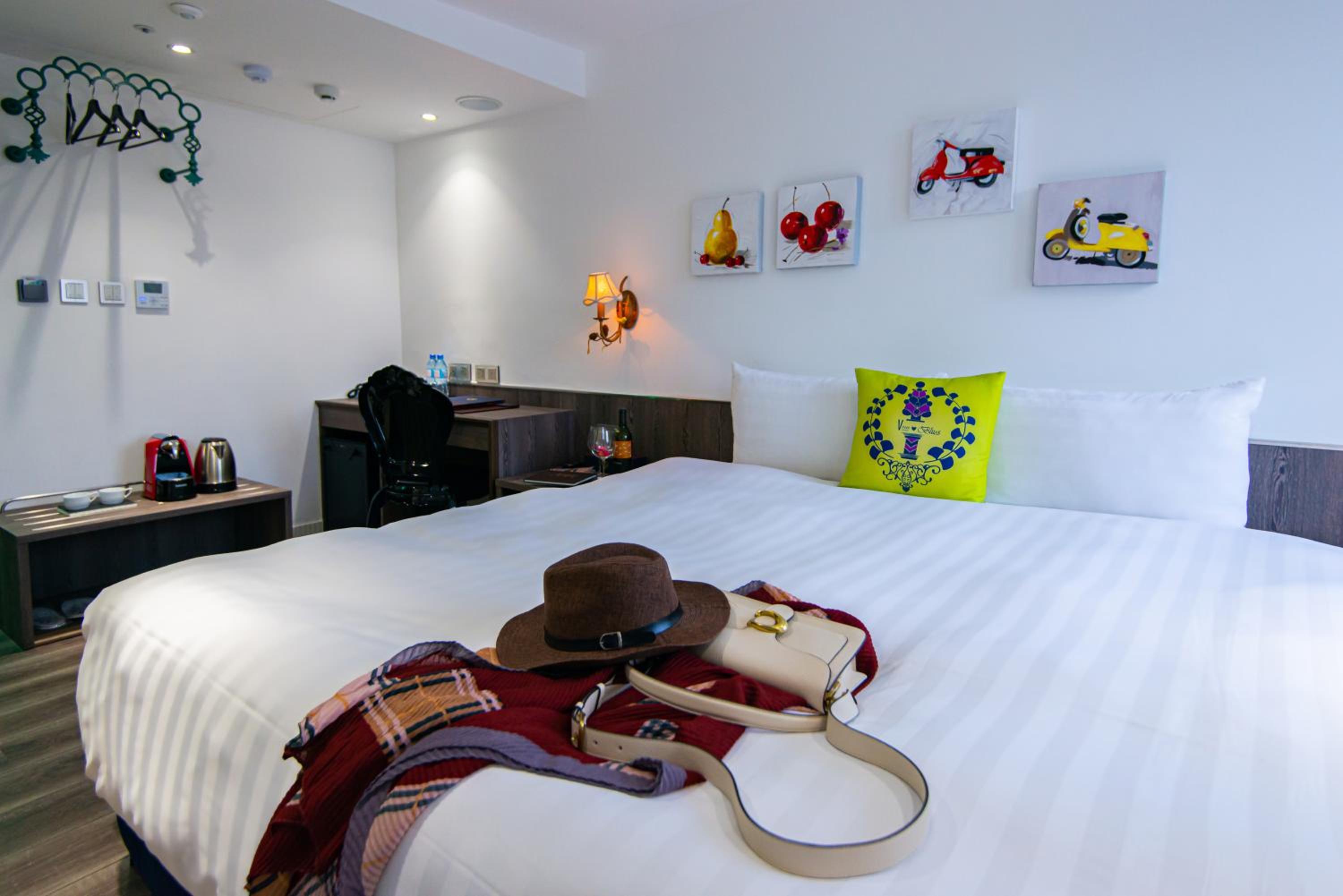 Deluxe Double Room with Bathtub and City View photo 2