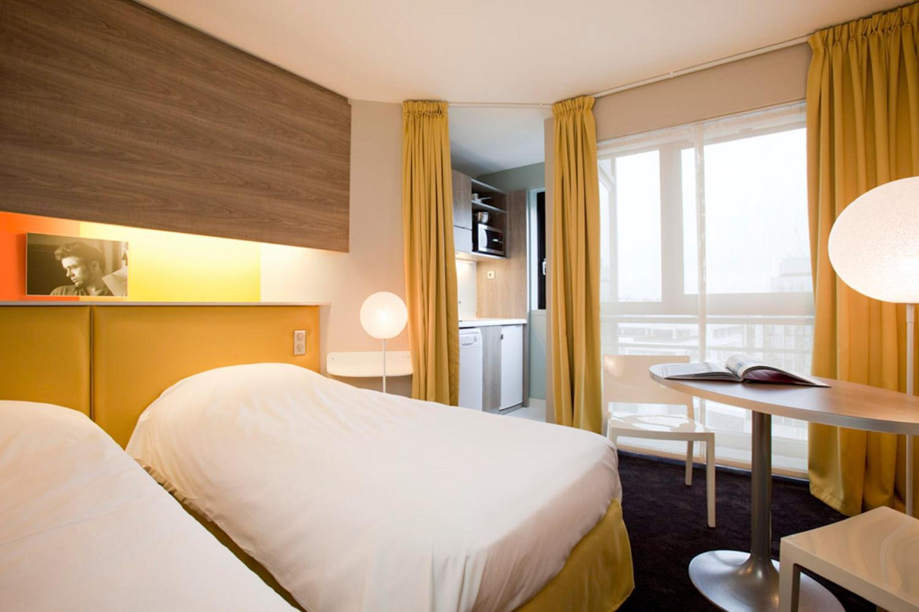 Apartment with Two Single Beds - Photo 12