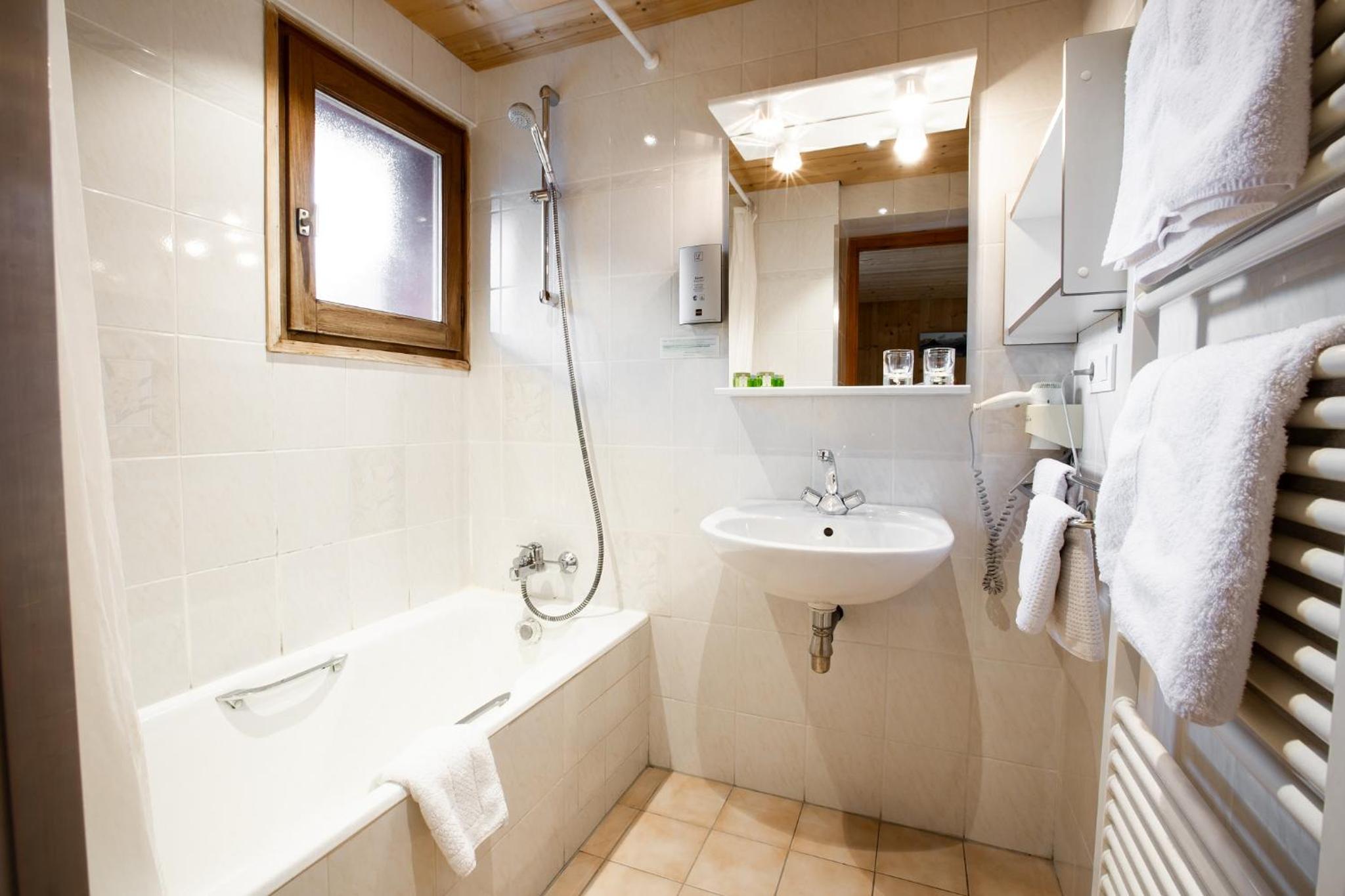 Standard Twin Room - Photo 2