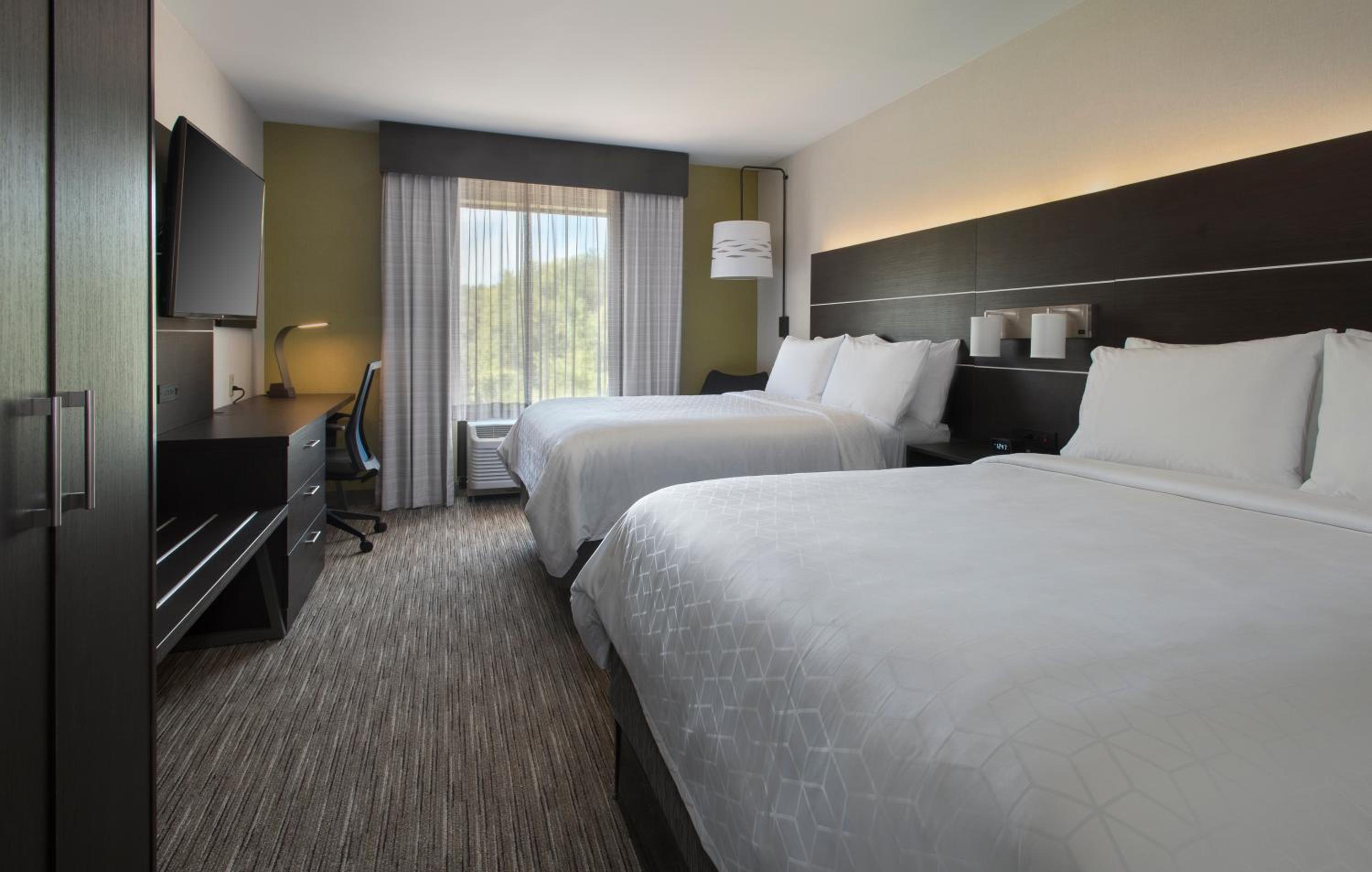 Standard Room with Two Queen Beds - Photo 1