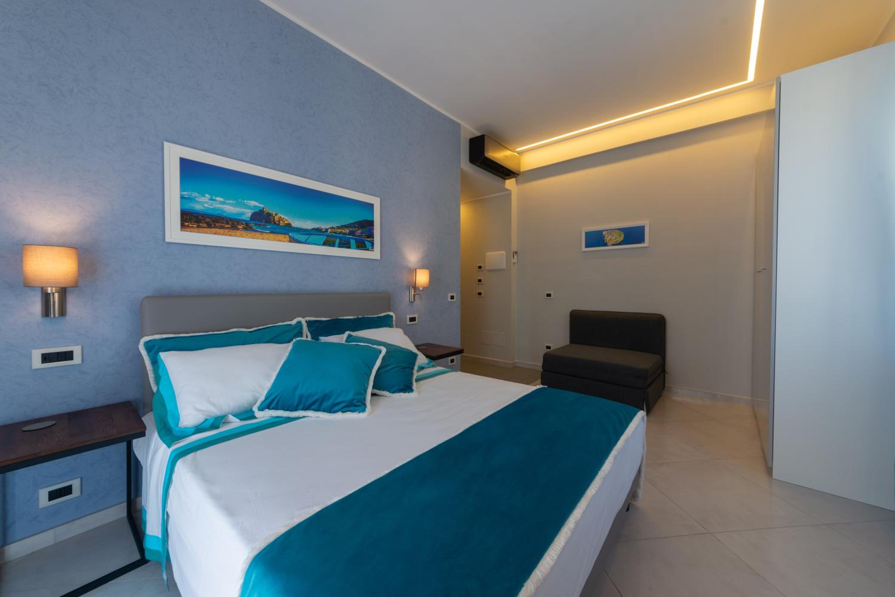 Deluxe Double Room - Photo 11