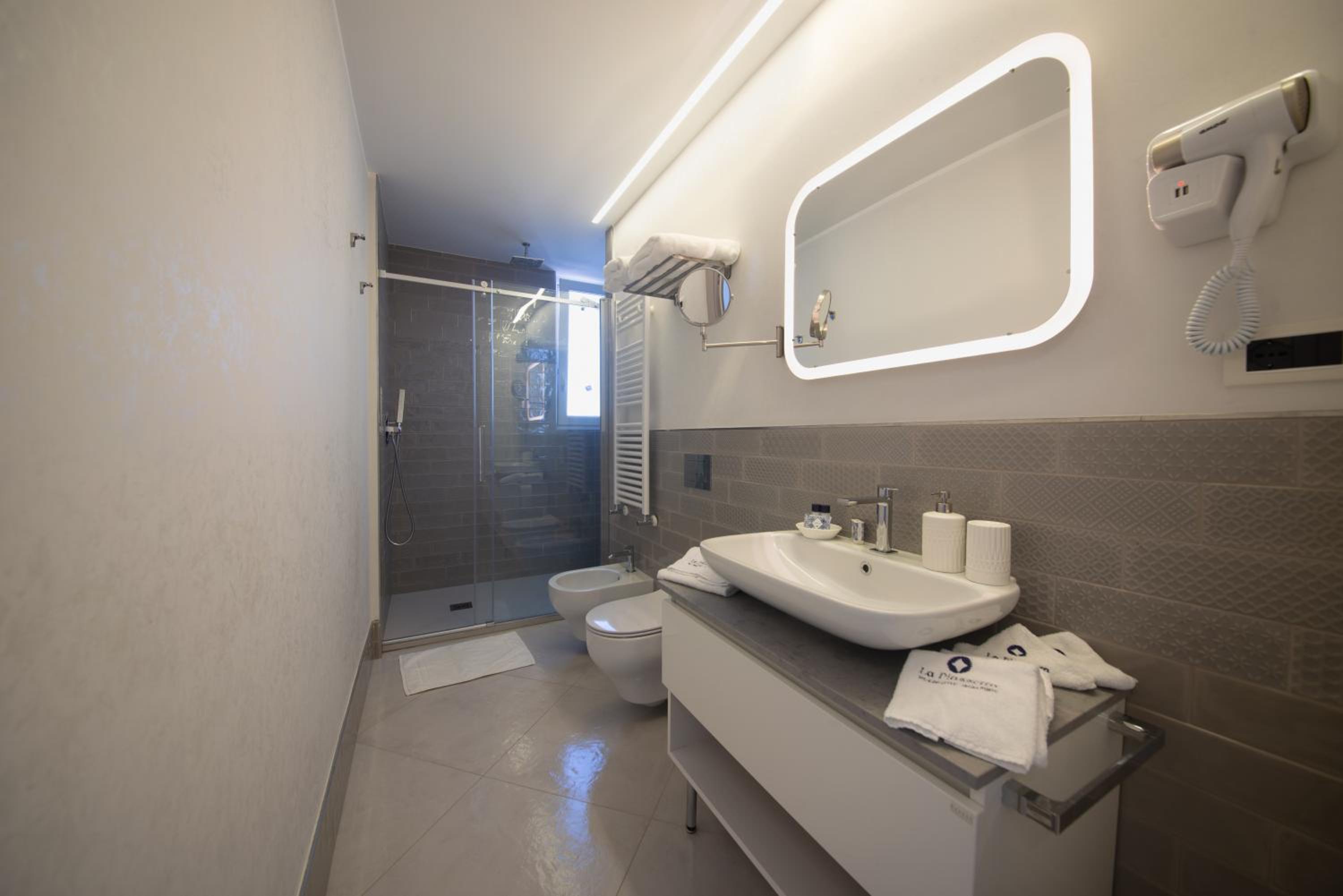 Deluxe Double Room - Photo 8