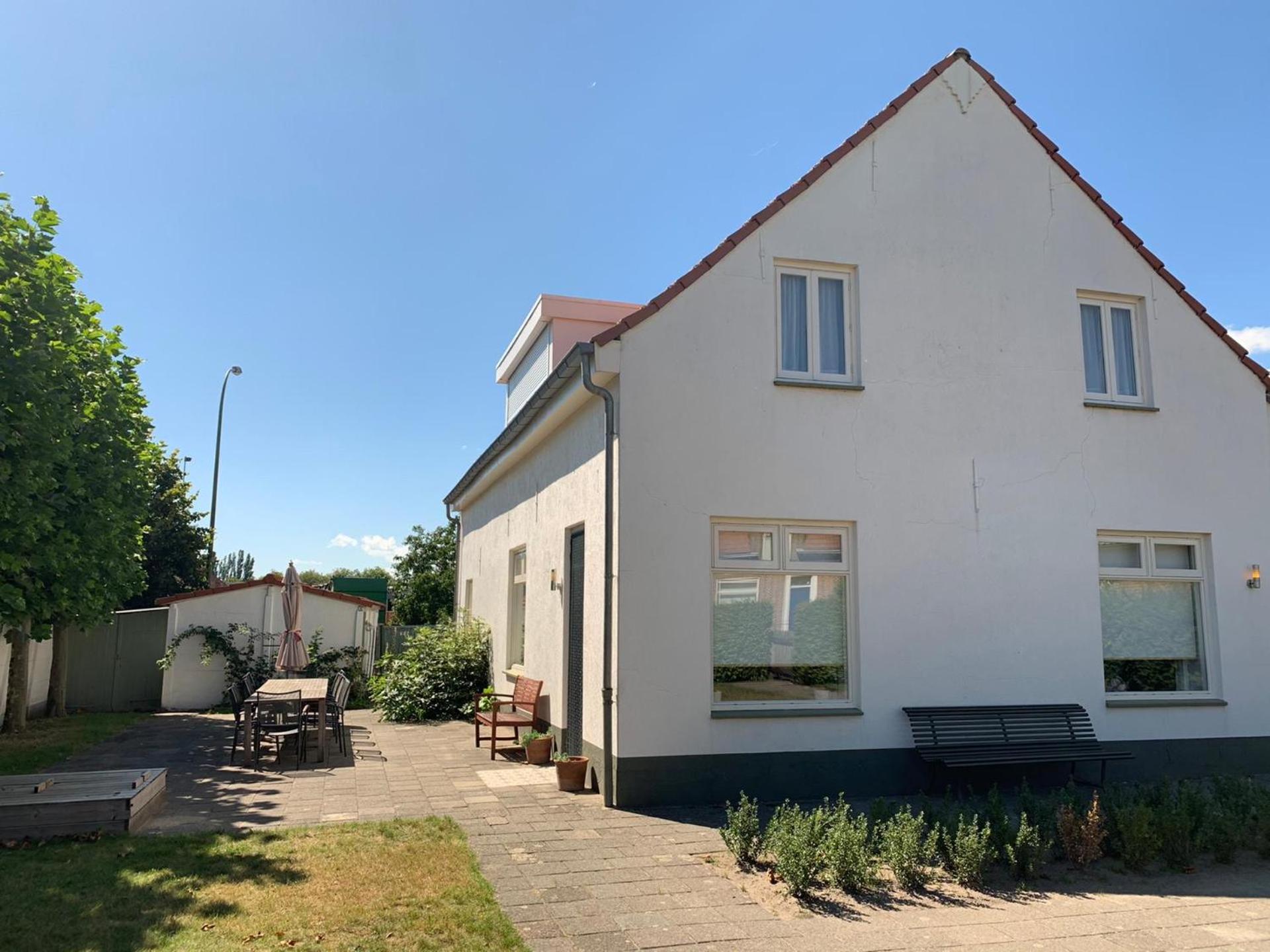 Six-Bedroom House photo 1