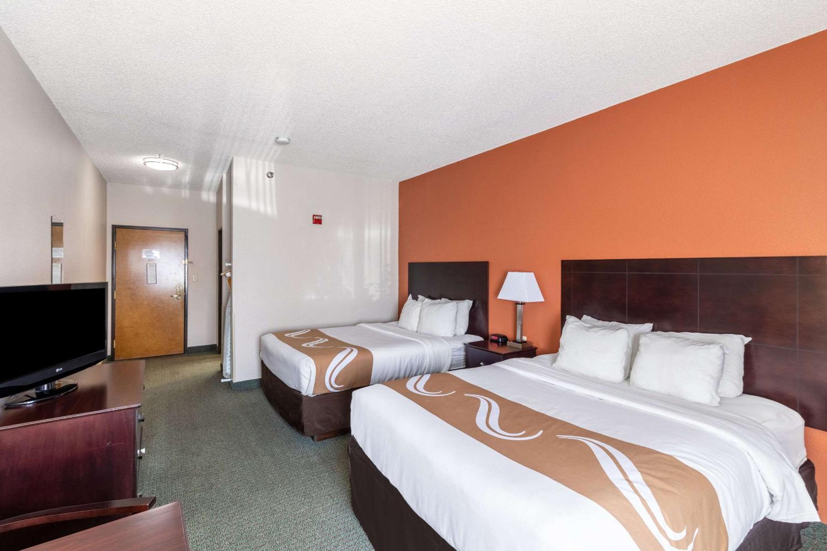 Queen Room with Two Queen Beds - Non-Smoking - Photo 2