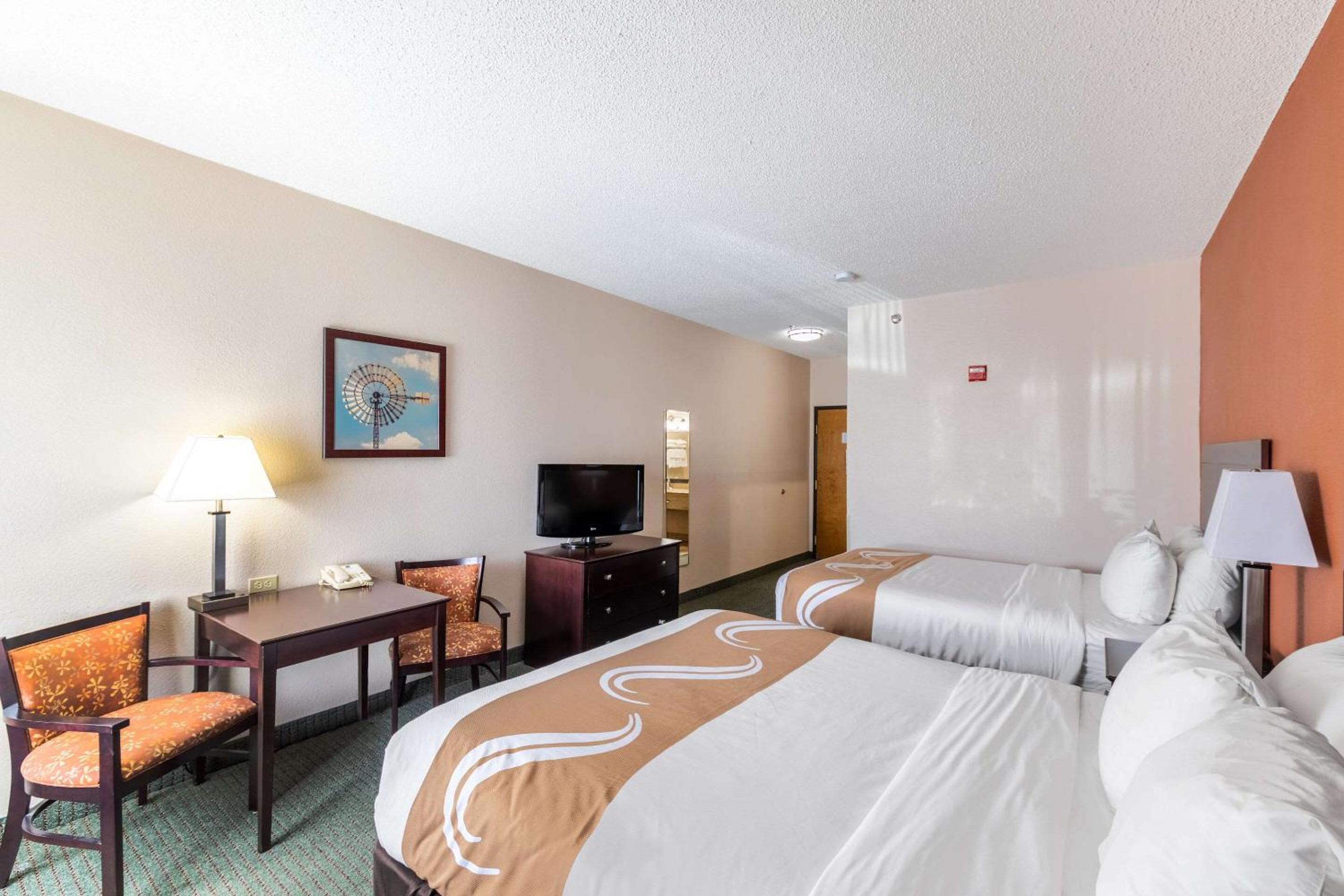 Queen Room with Two Queen Beds - Non-Smoking - Photo 3