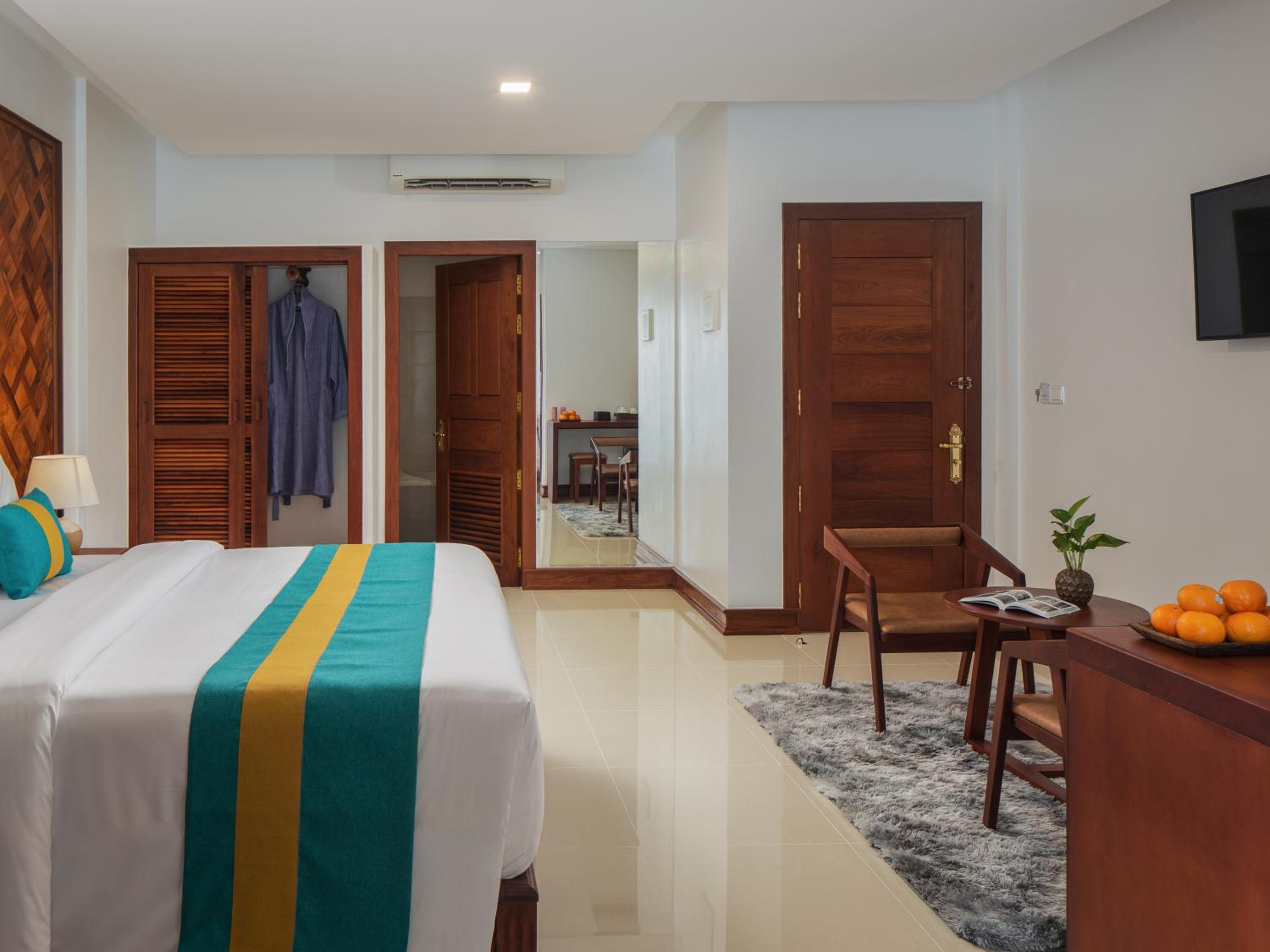 Junior Suite with Balcony - Photo 6