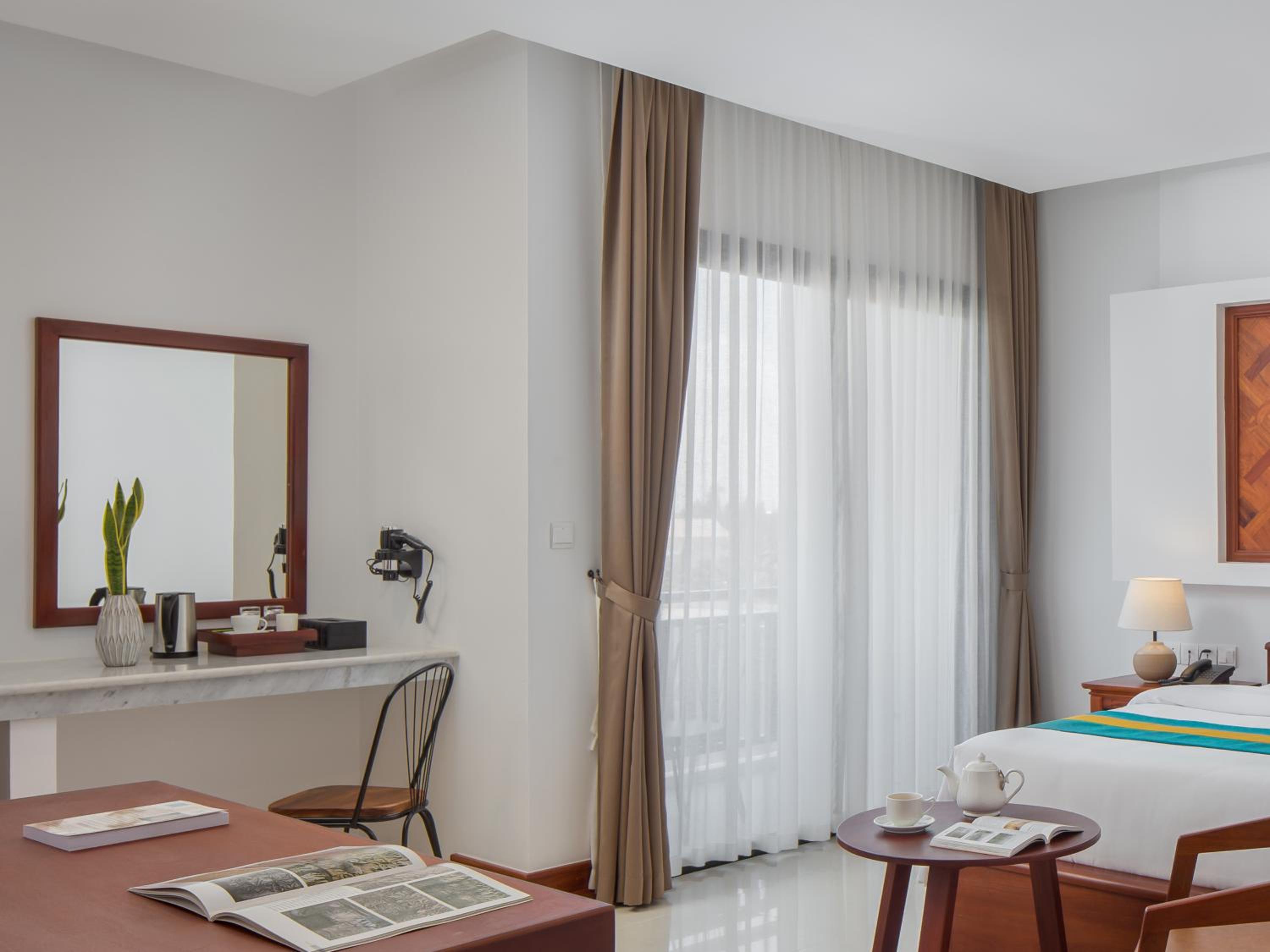 Deluxe King with Balcony - Photo 7