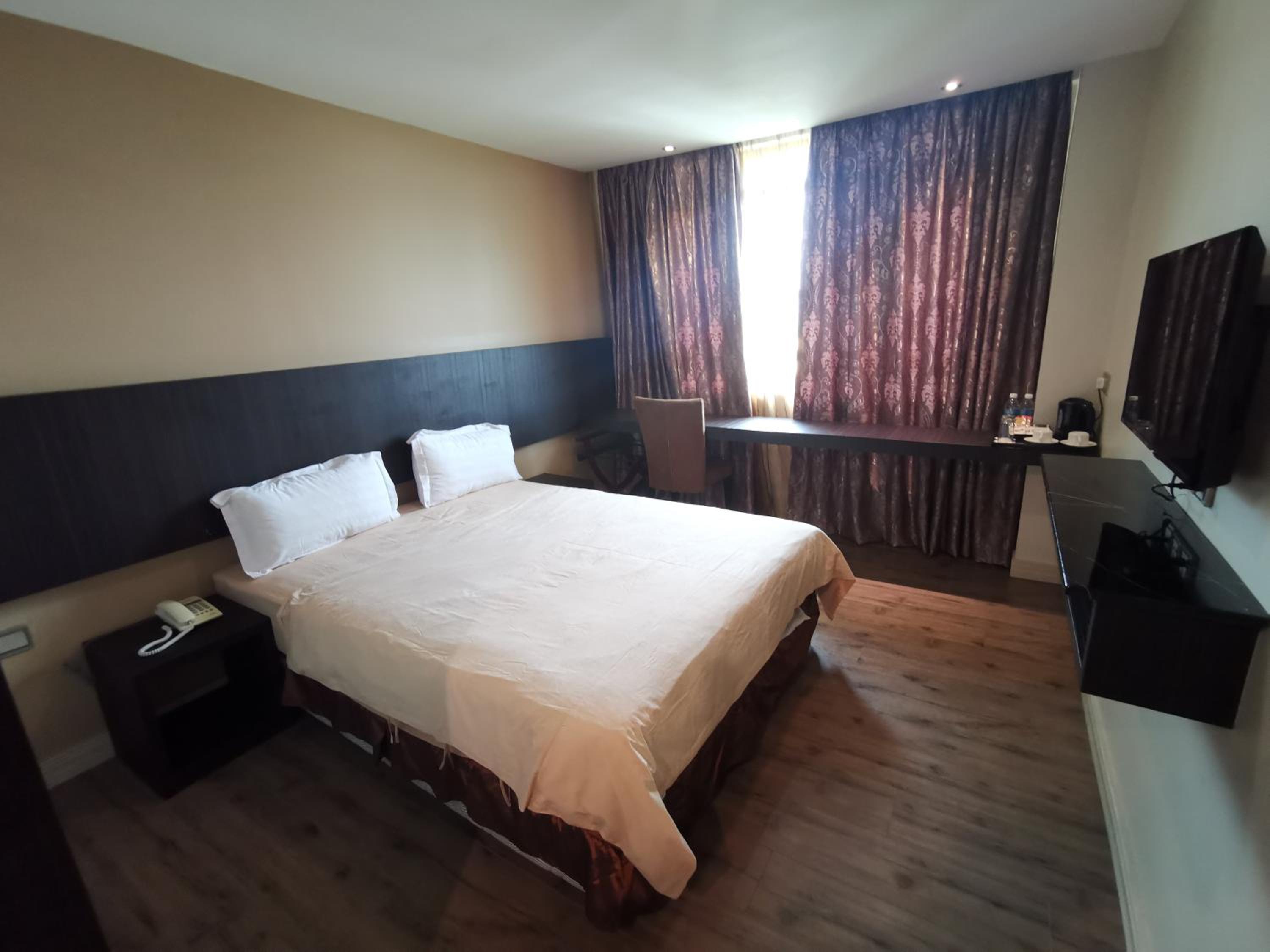 Standard Queen Room