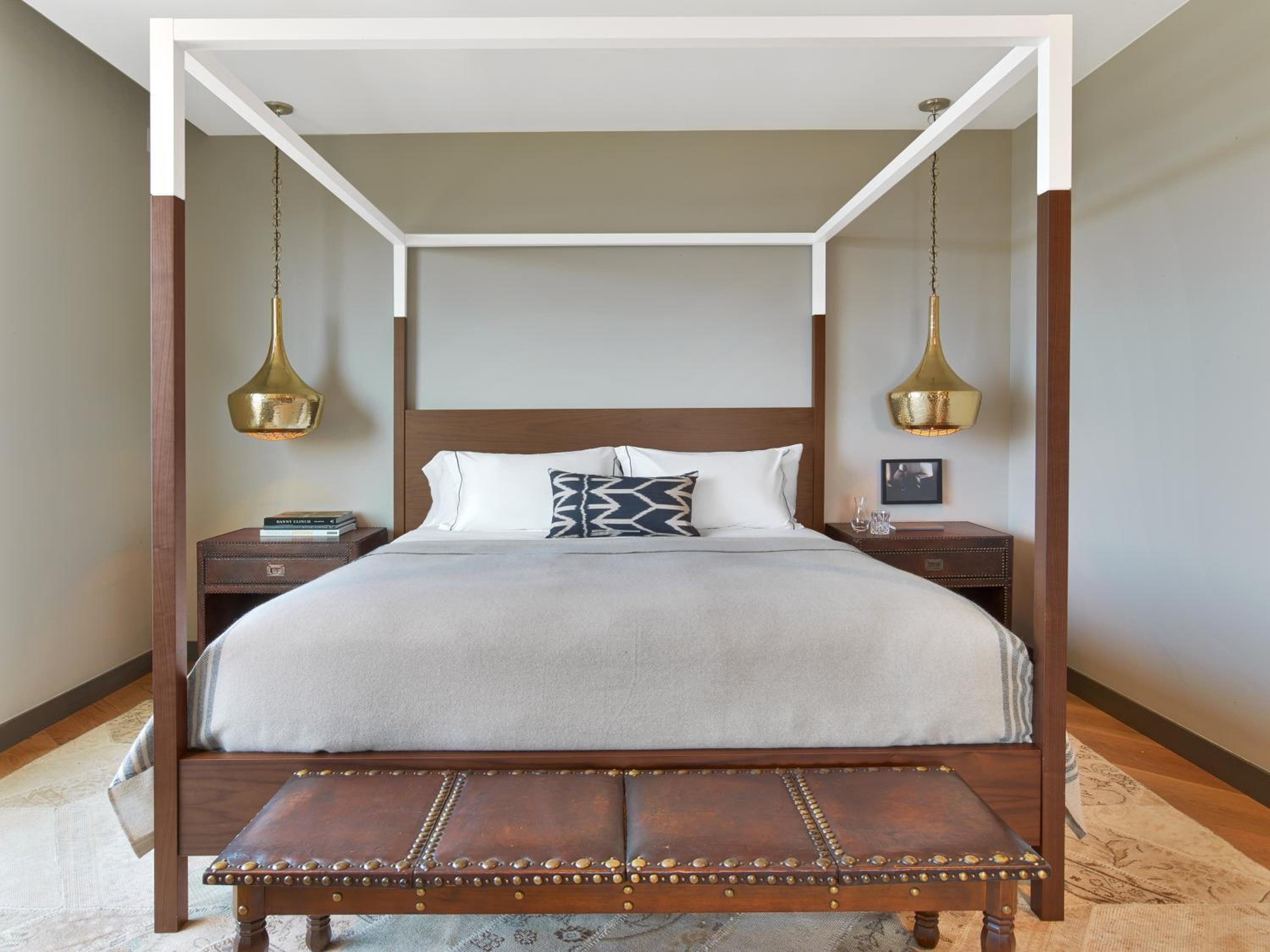 Corner King Room with One King Bed (Non Smoking)