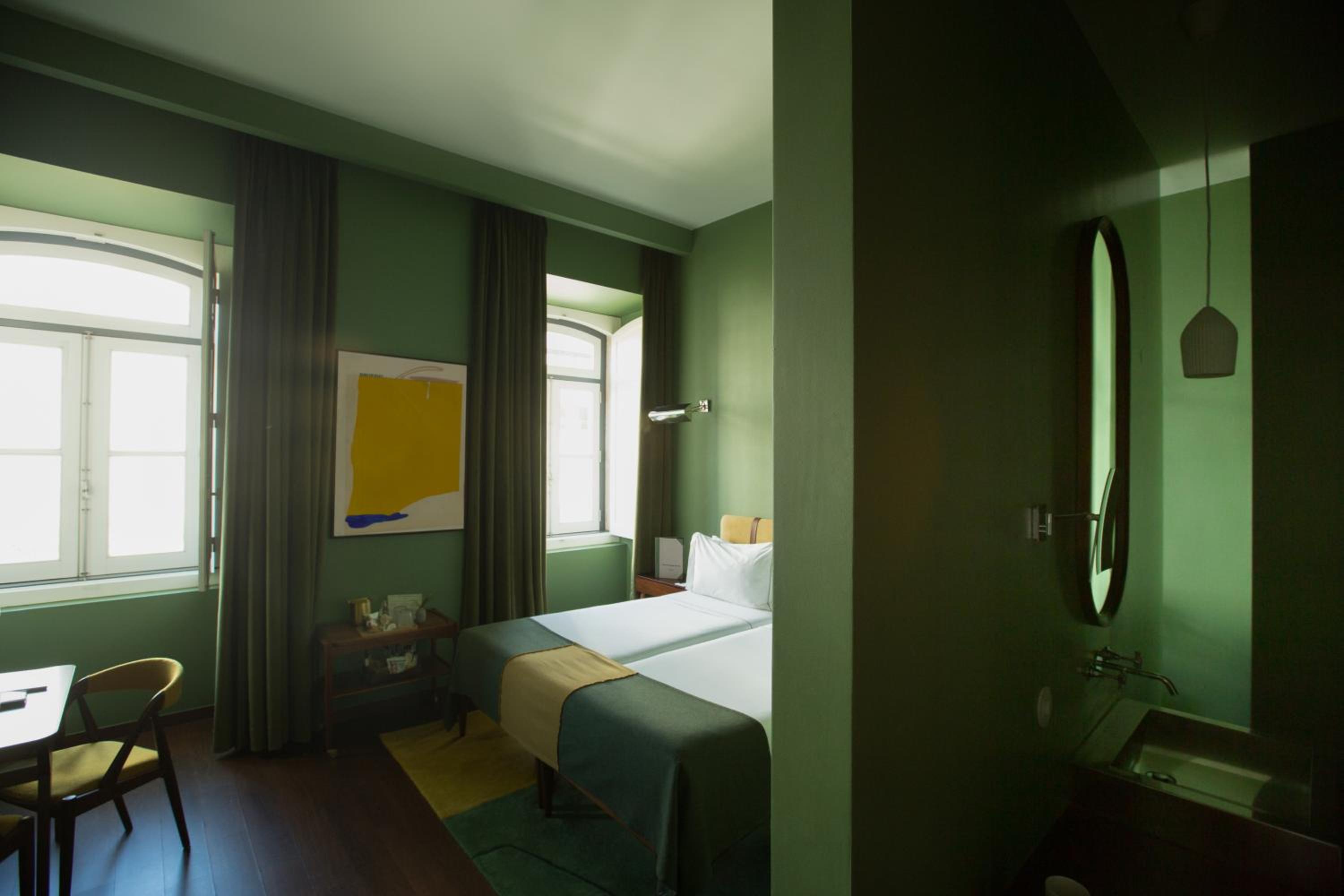 Deluxe Double or Twin Room with City View - Photo 7