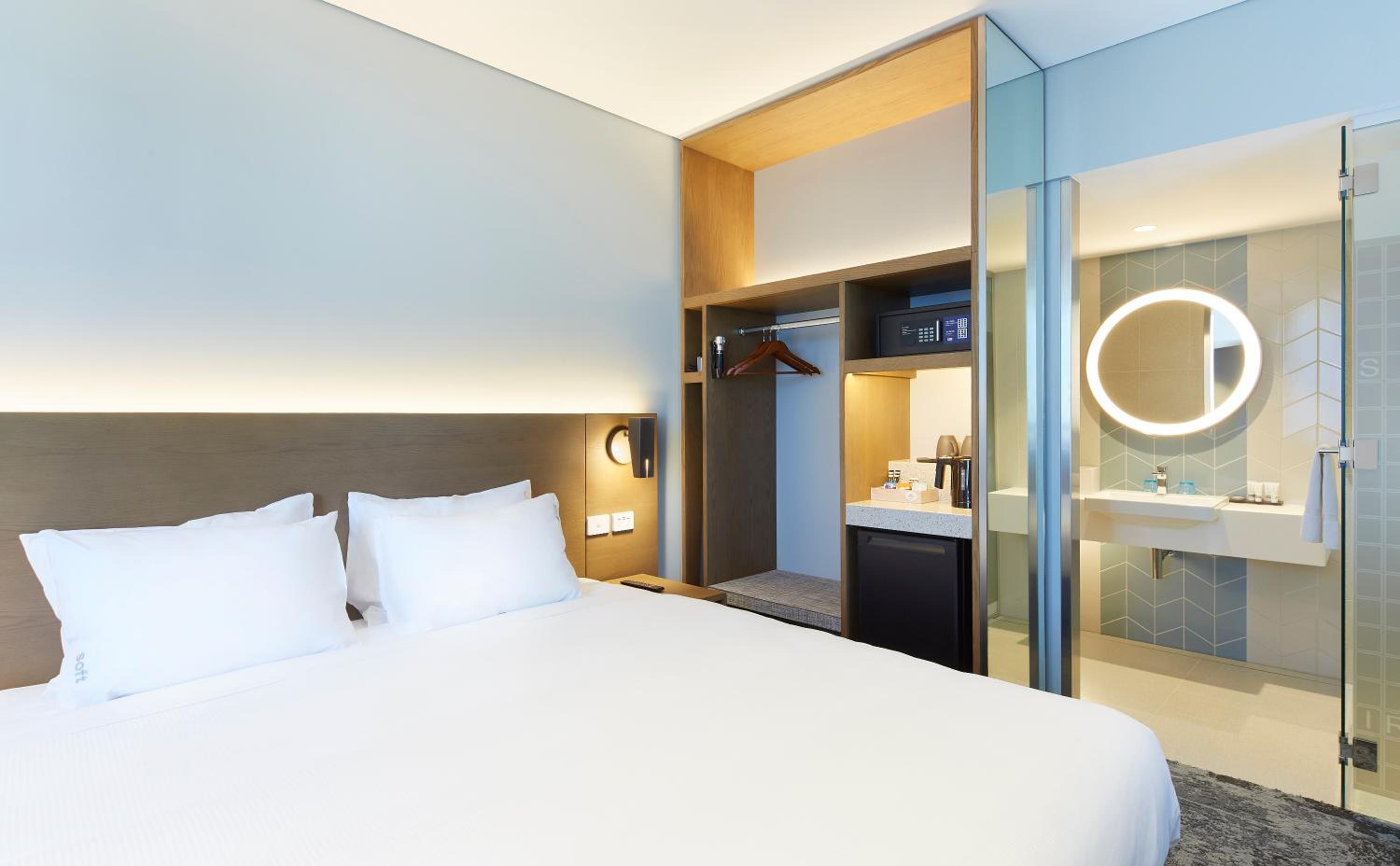 Standard King Room with Extra Floor Space - Free Breakfast