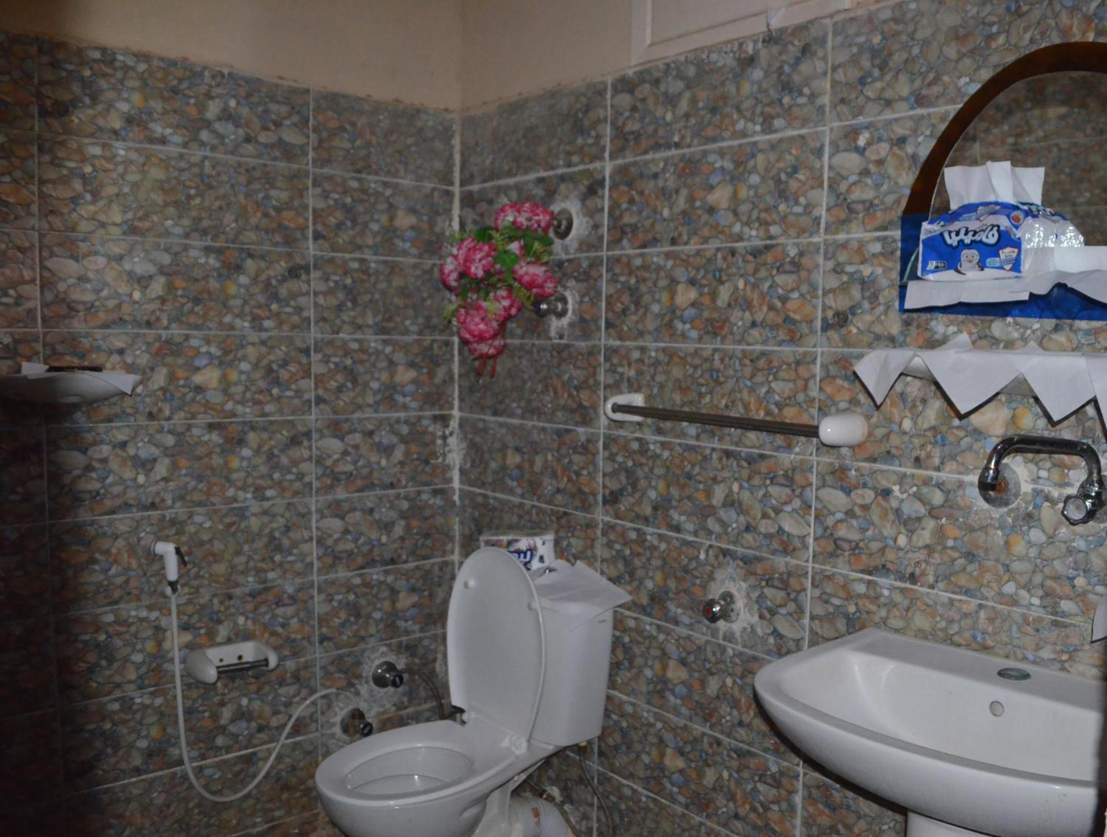 Double or Twin Room with Bathroom - Photo 4
