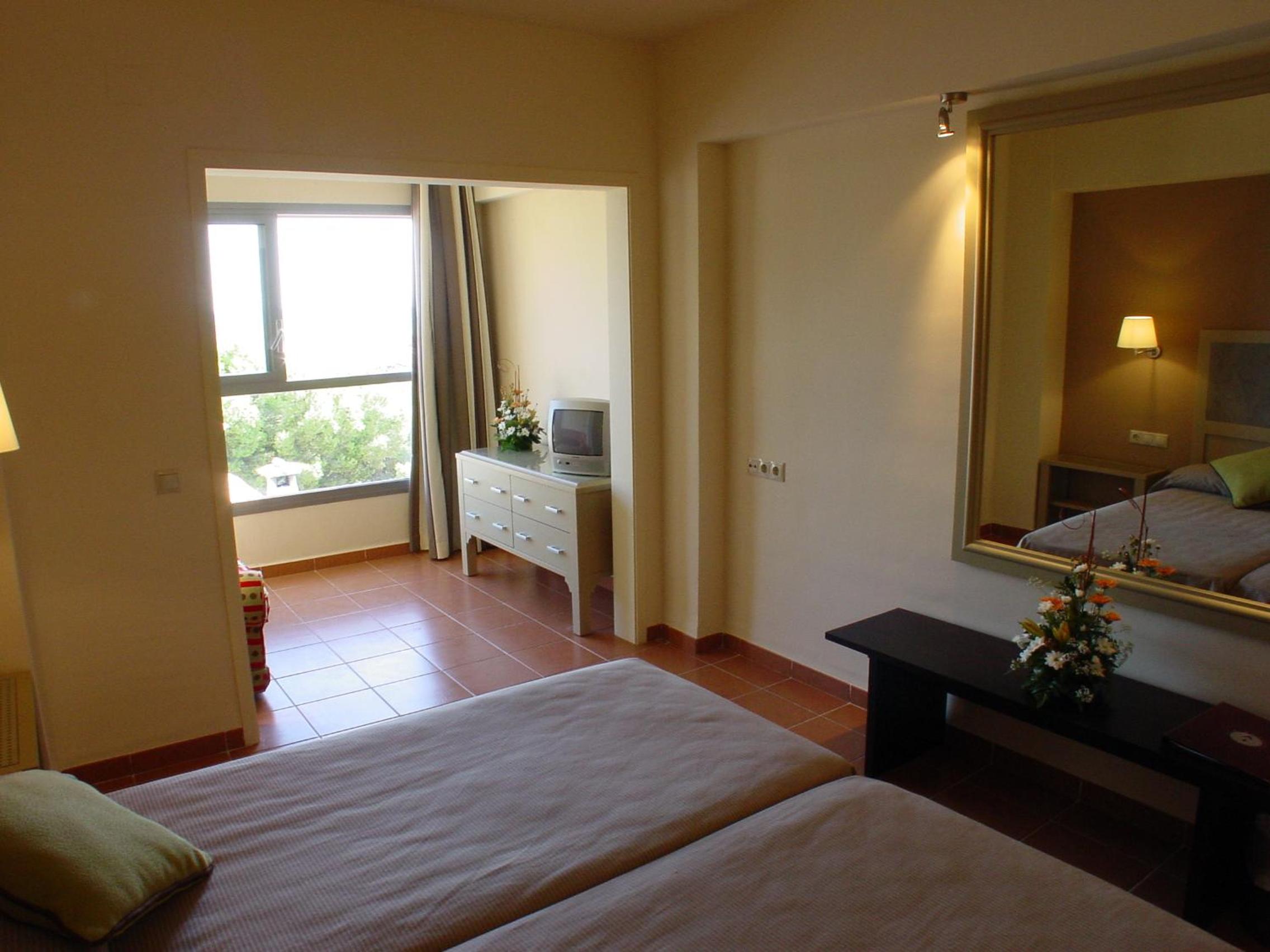 Classic Double Room (2 Adults + 1 Child) - Photo 10