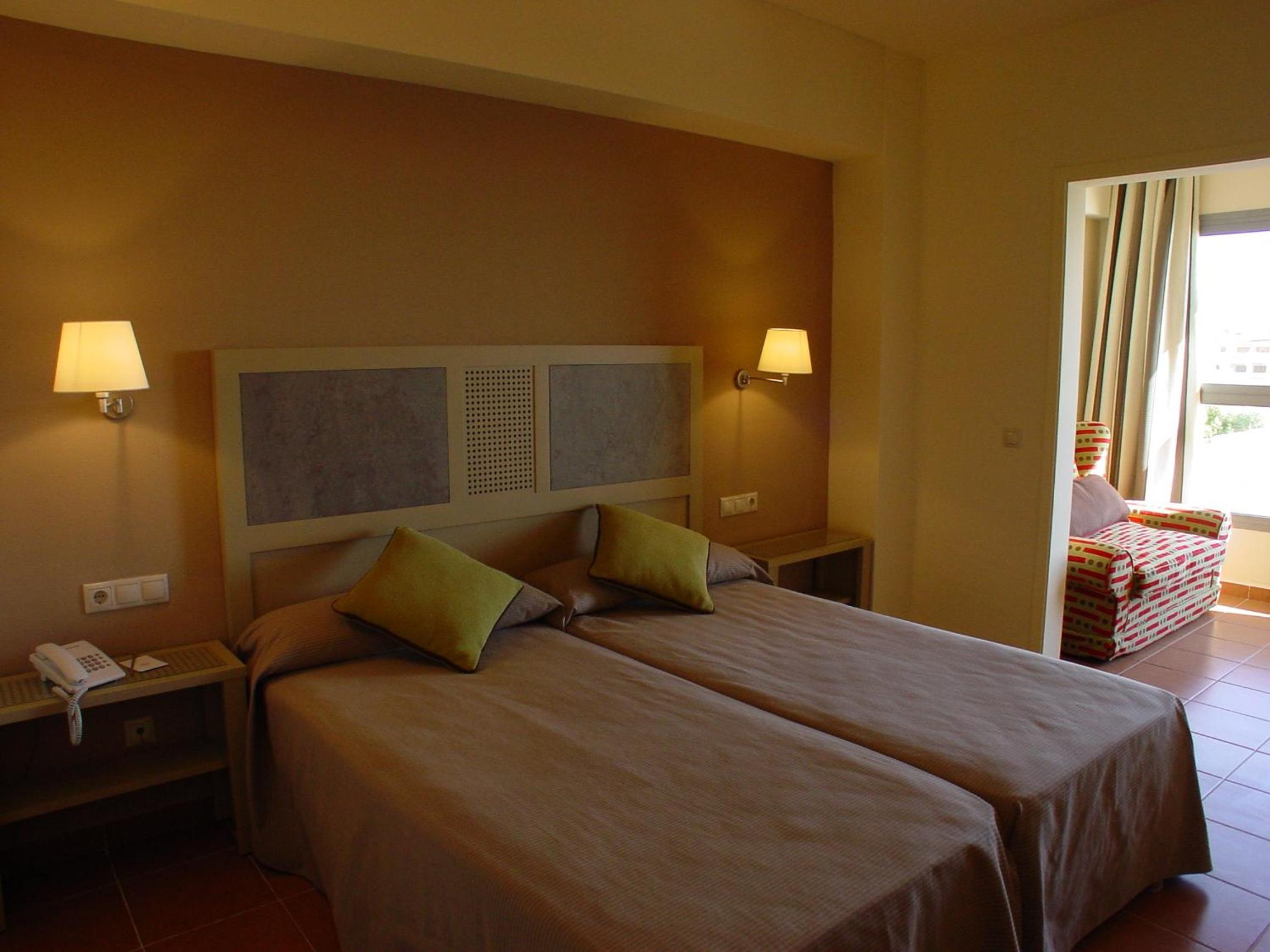 Classic Double Room (2 Adults + 1 Child) - Photo 11
