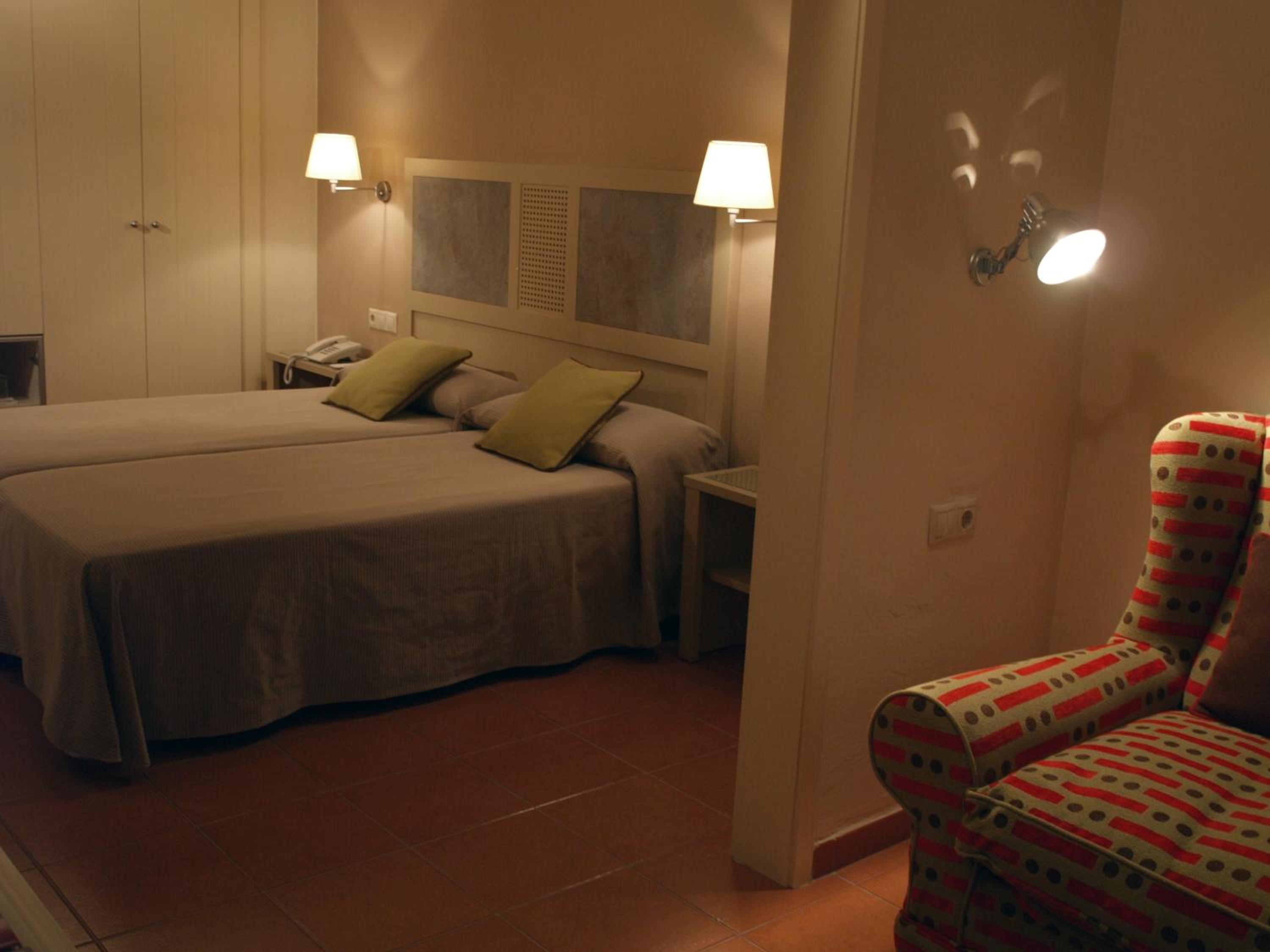 Classic Double Room (2 Adults + 1 Child) - Photo 12