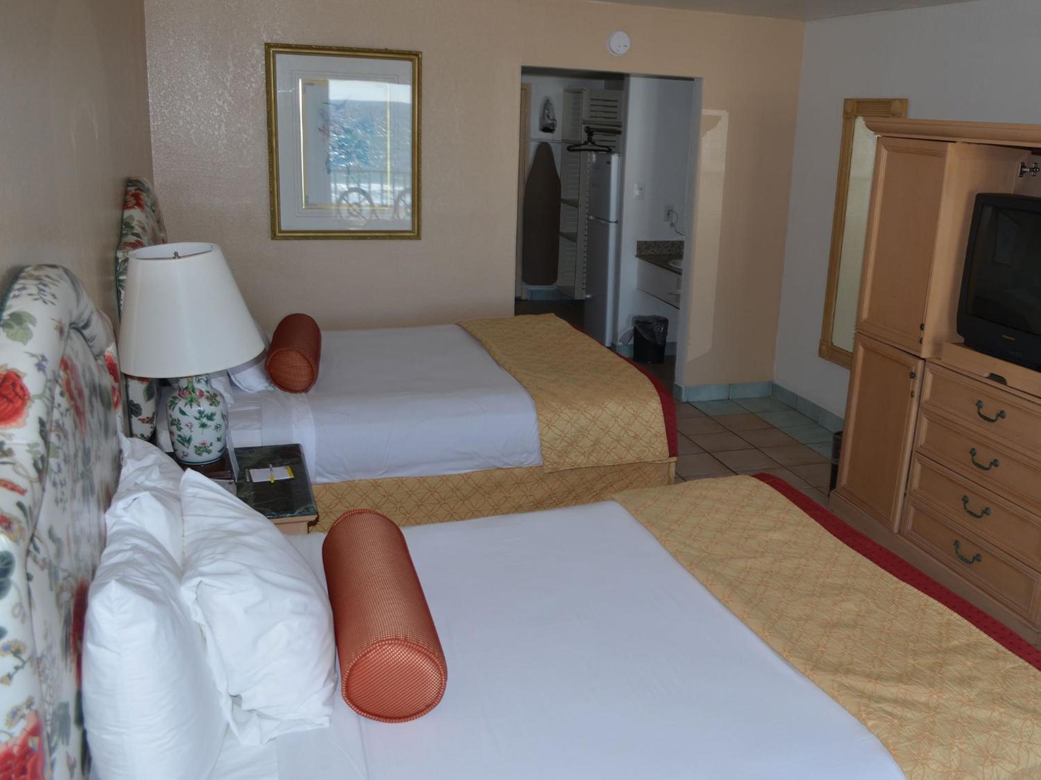 Queen Room with Two Queen Beds and Beach View - Non-Smoking - Photo 4