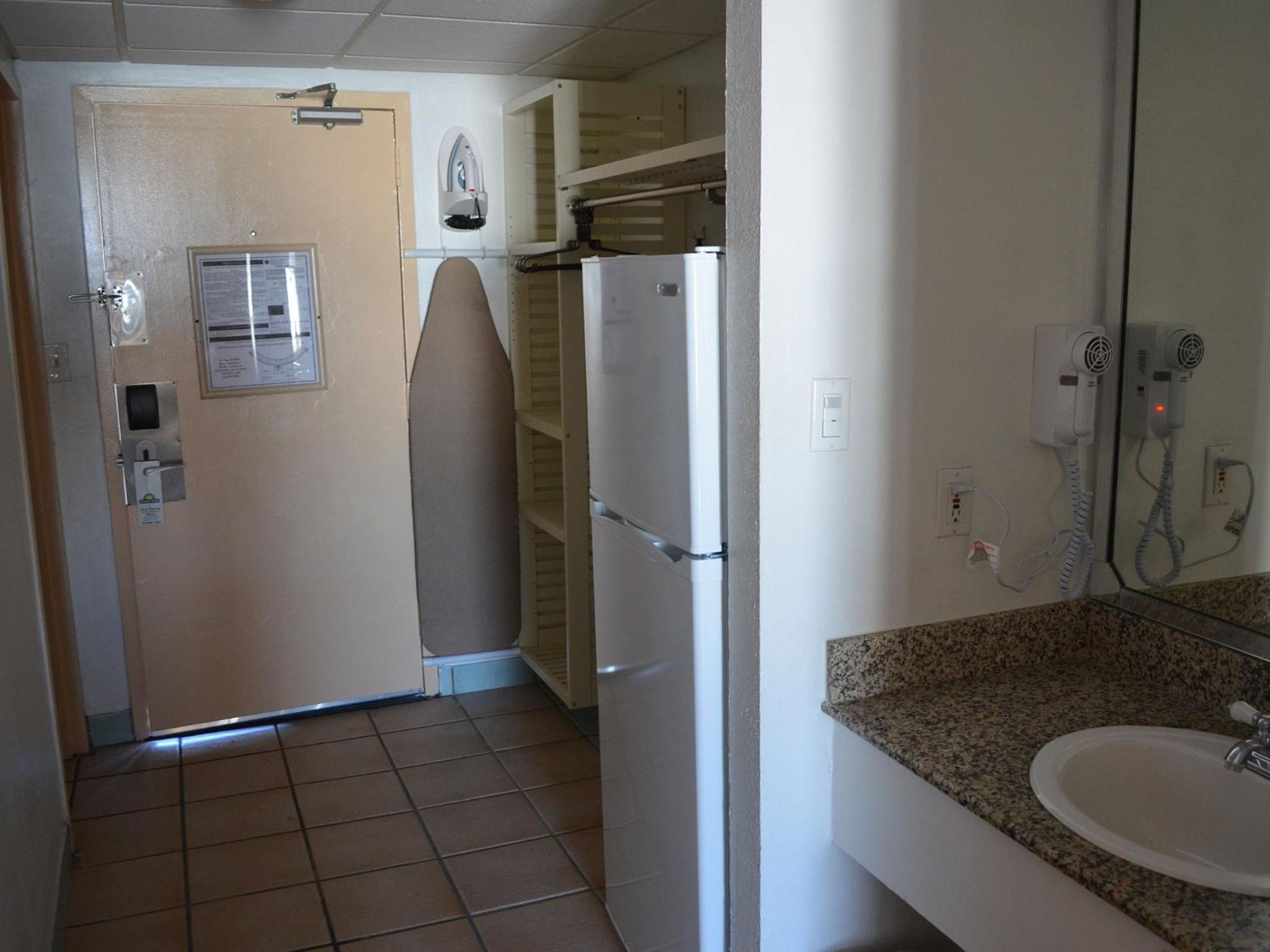 Queen Room with Two Queen Beds and Beach View - Non-Smoking - Photo 8
