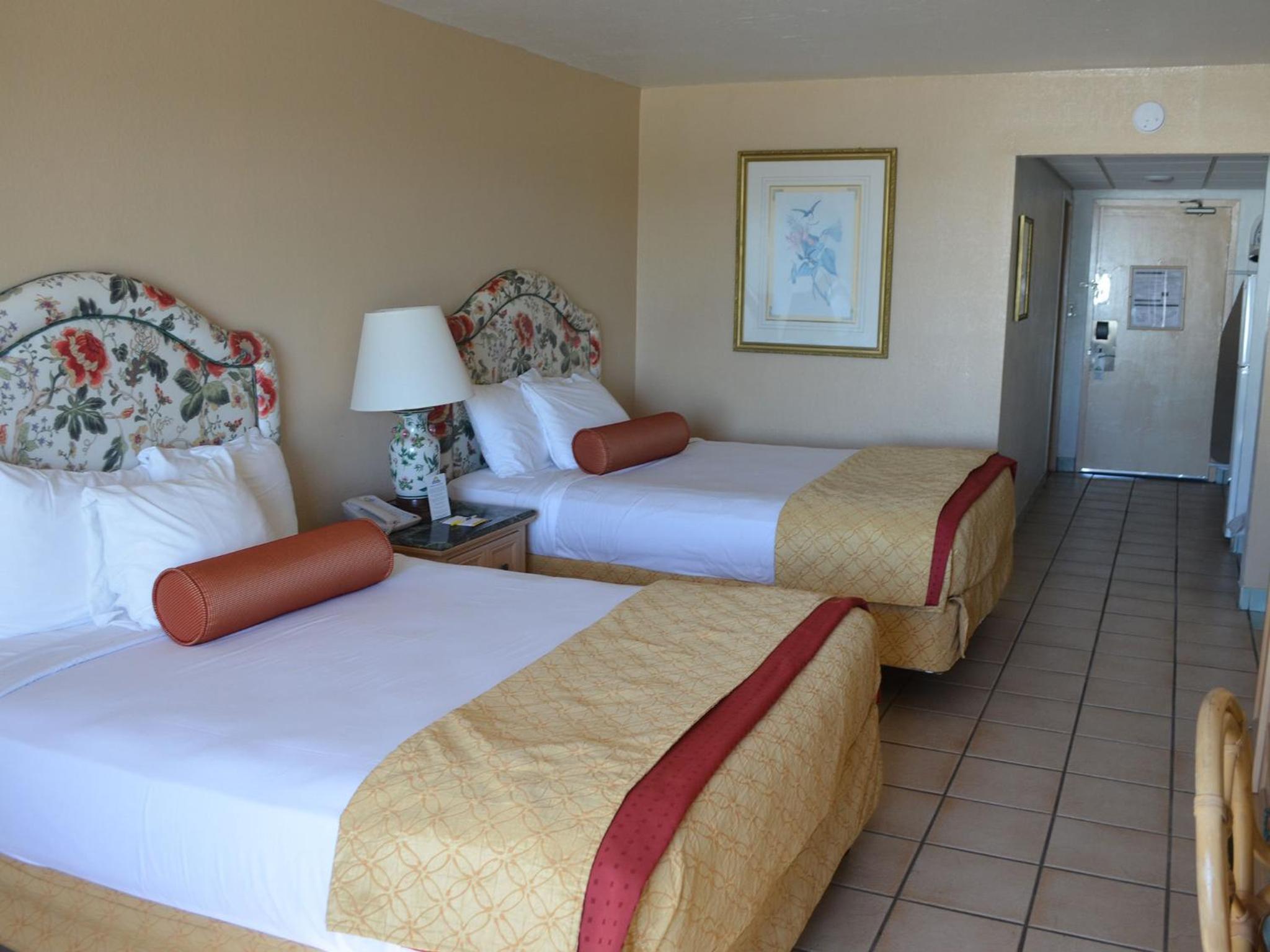 Queen Room with Two Queen Beds and Beach View - Non-Smoking - Photo 7