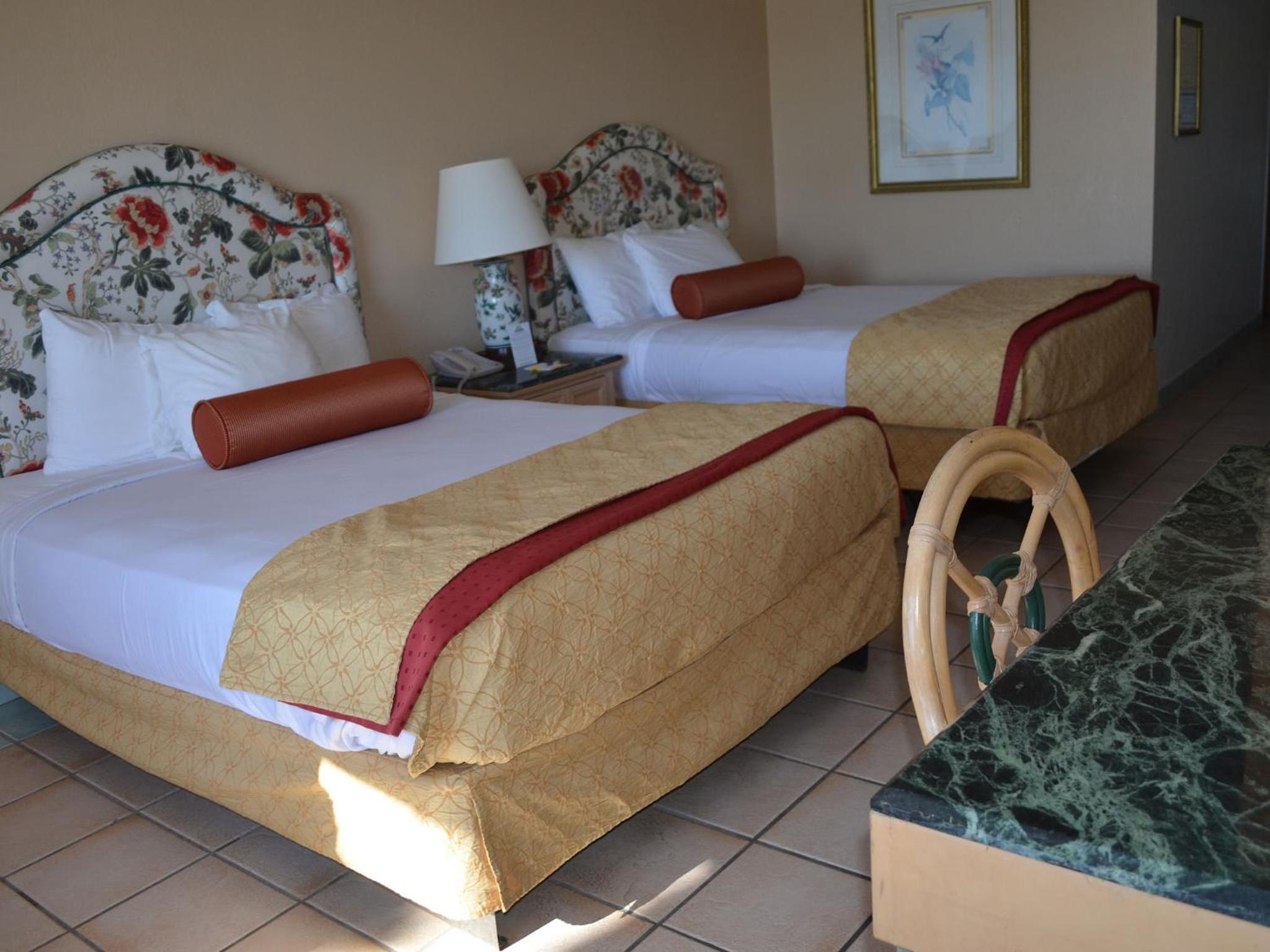 Queen Room with Two Queen Beds and Beach View - Non-Smoking - Photo 5