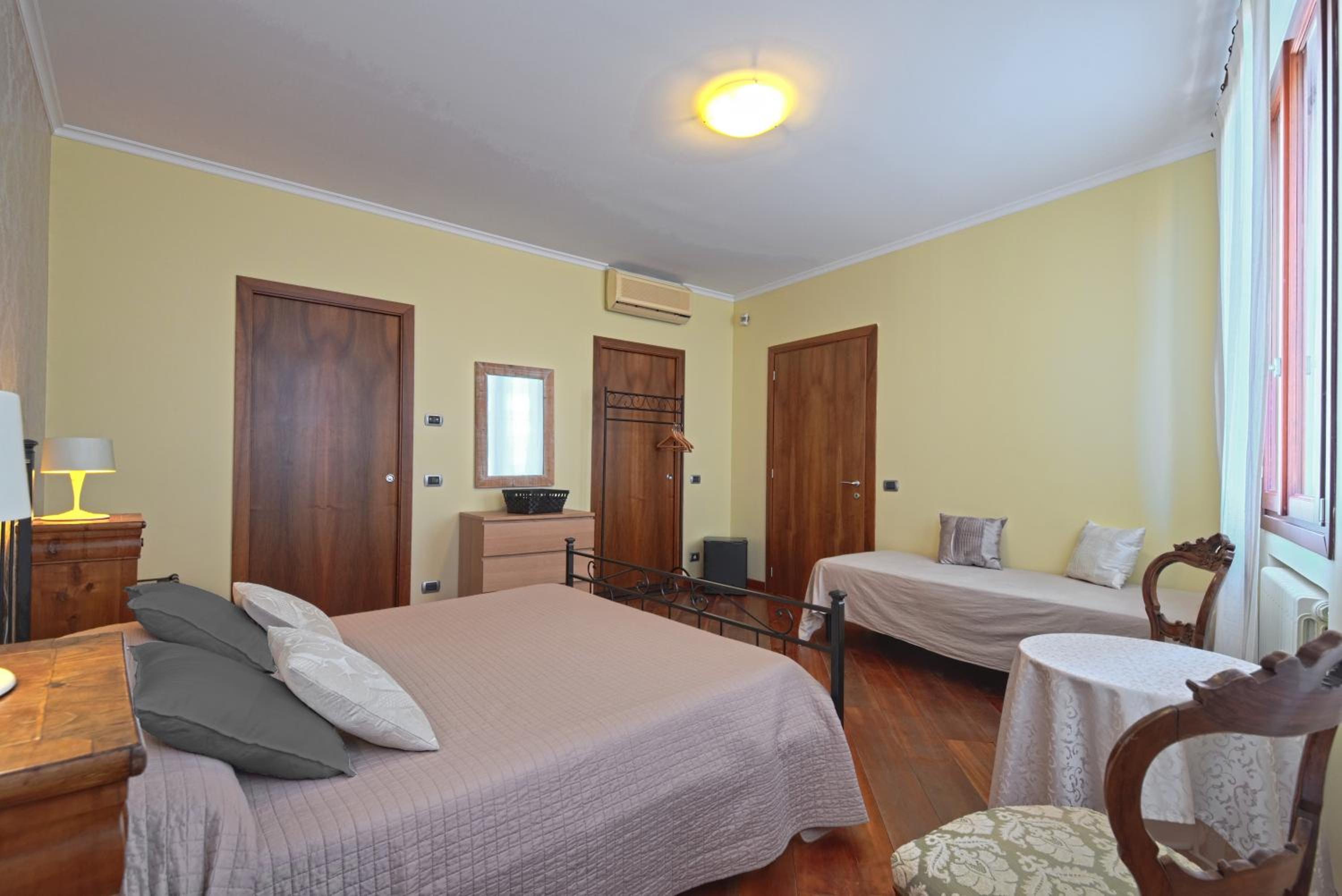 Triple Room with Canal View photo 1