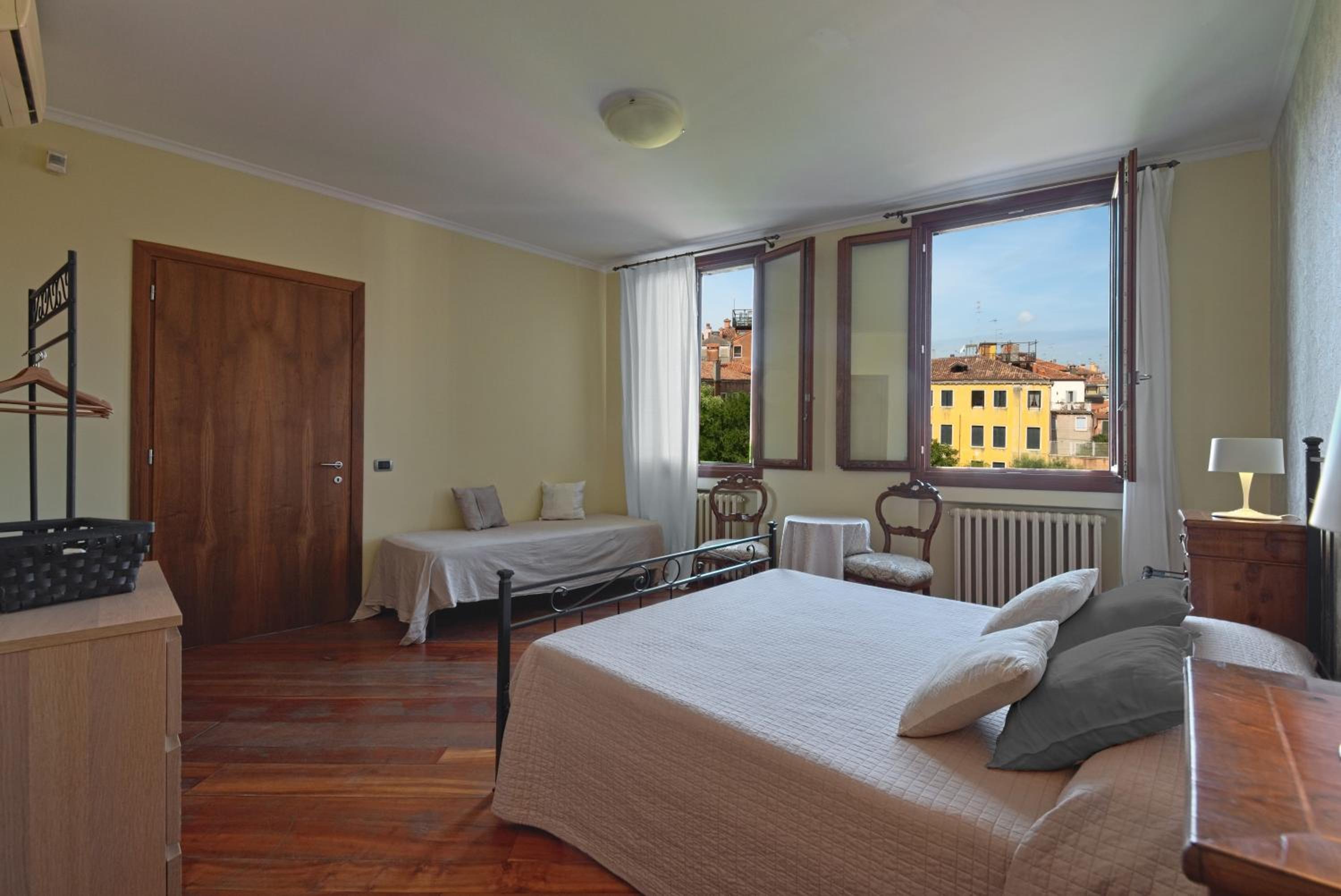 Triple Room with Canal View photo 2