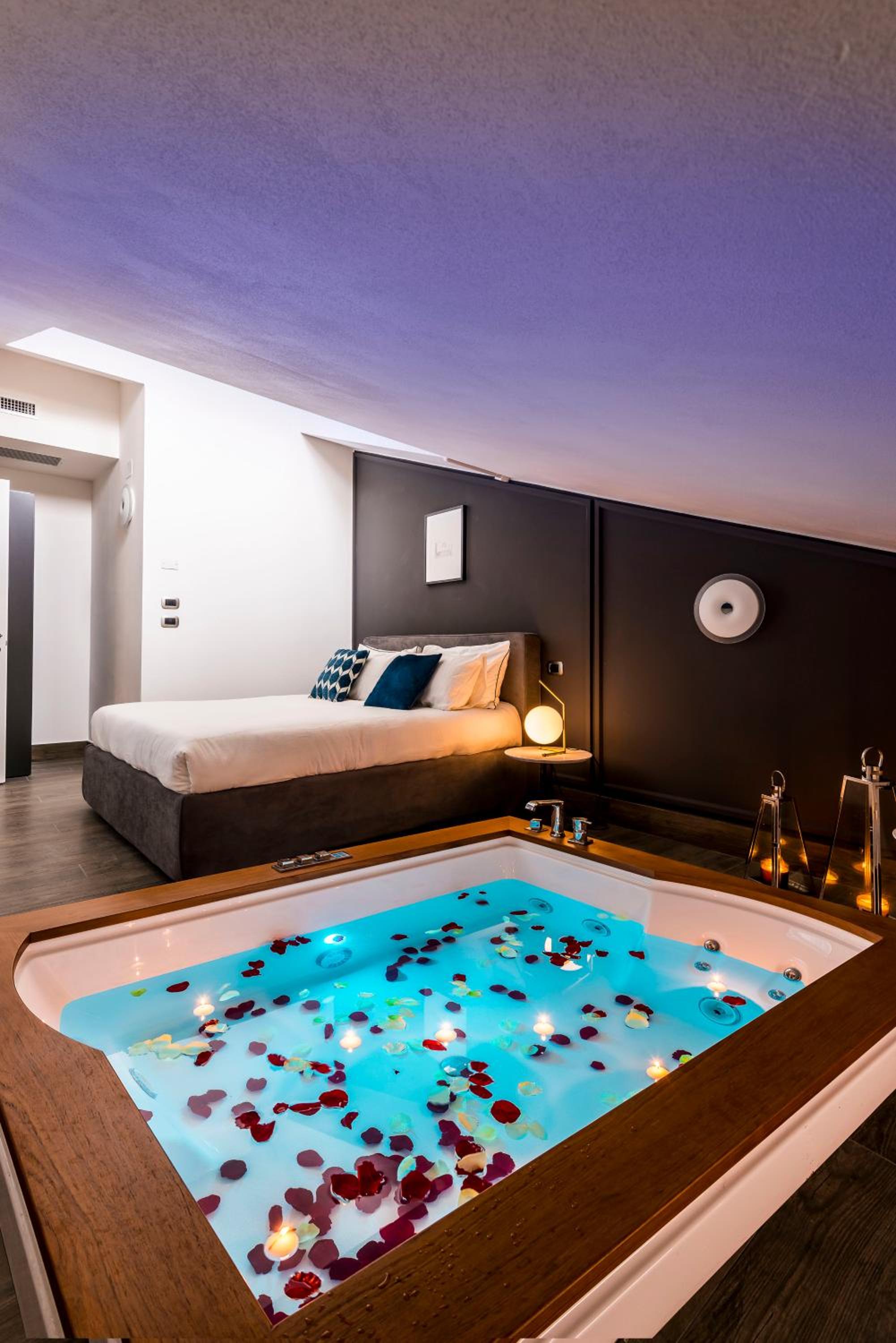 King Suite with Spa Bath - Photo 1