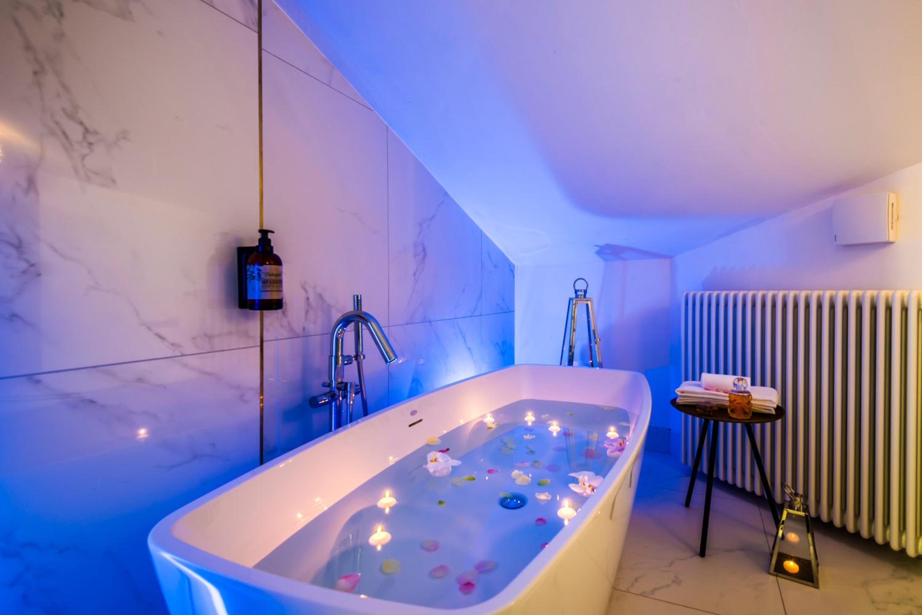 King Suite with Spa Bath - Photo 4