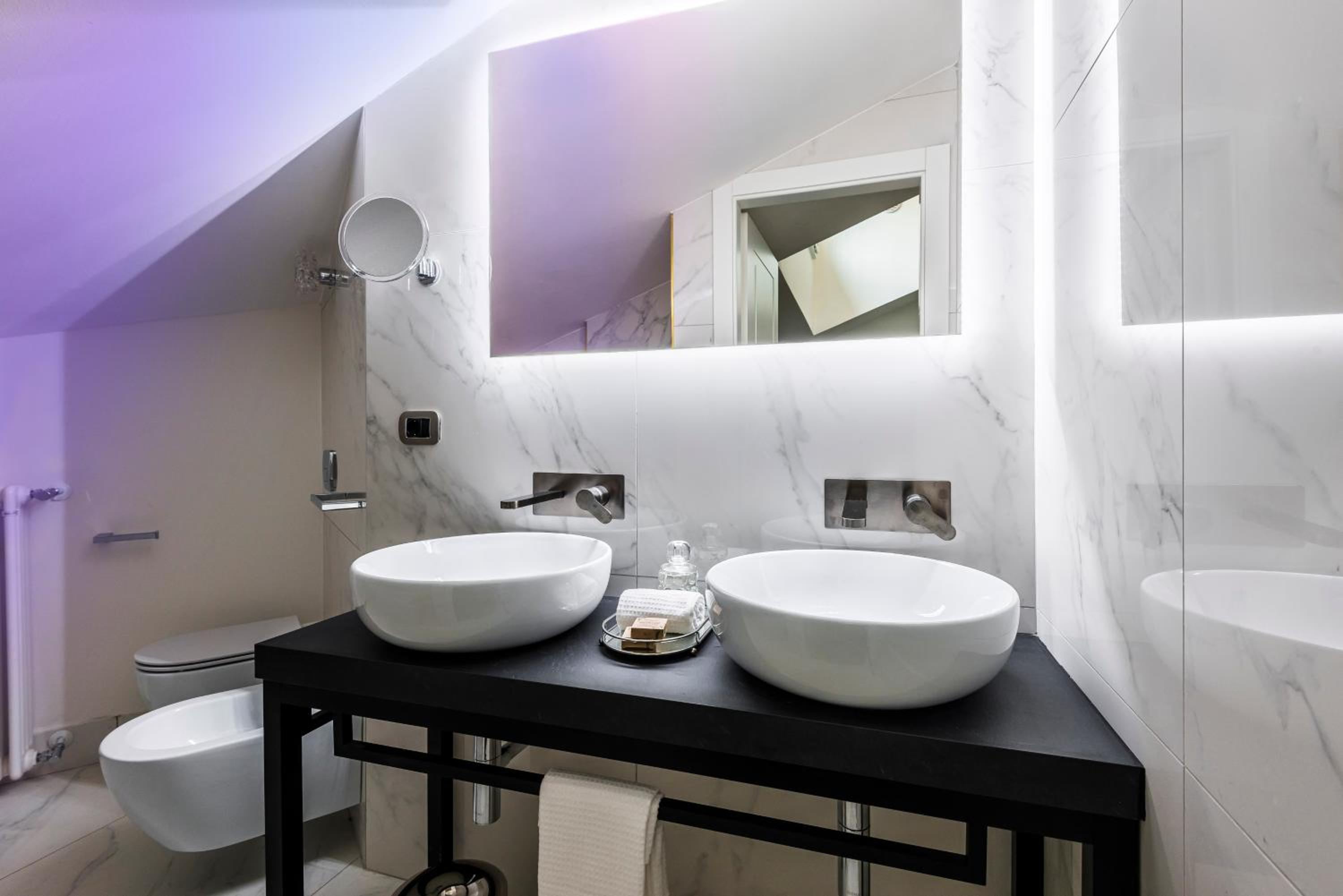 King Suite with Spa Bath - Photo 5