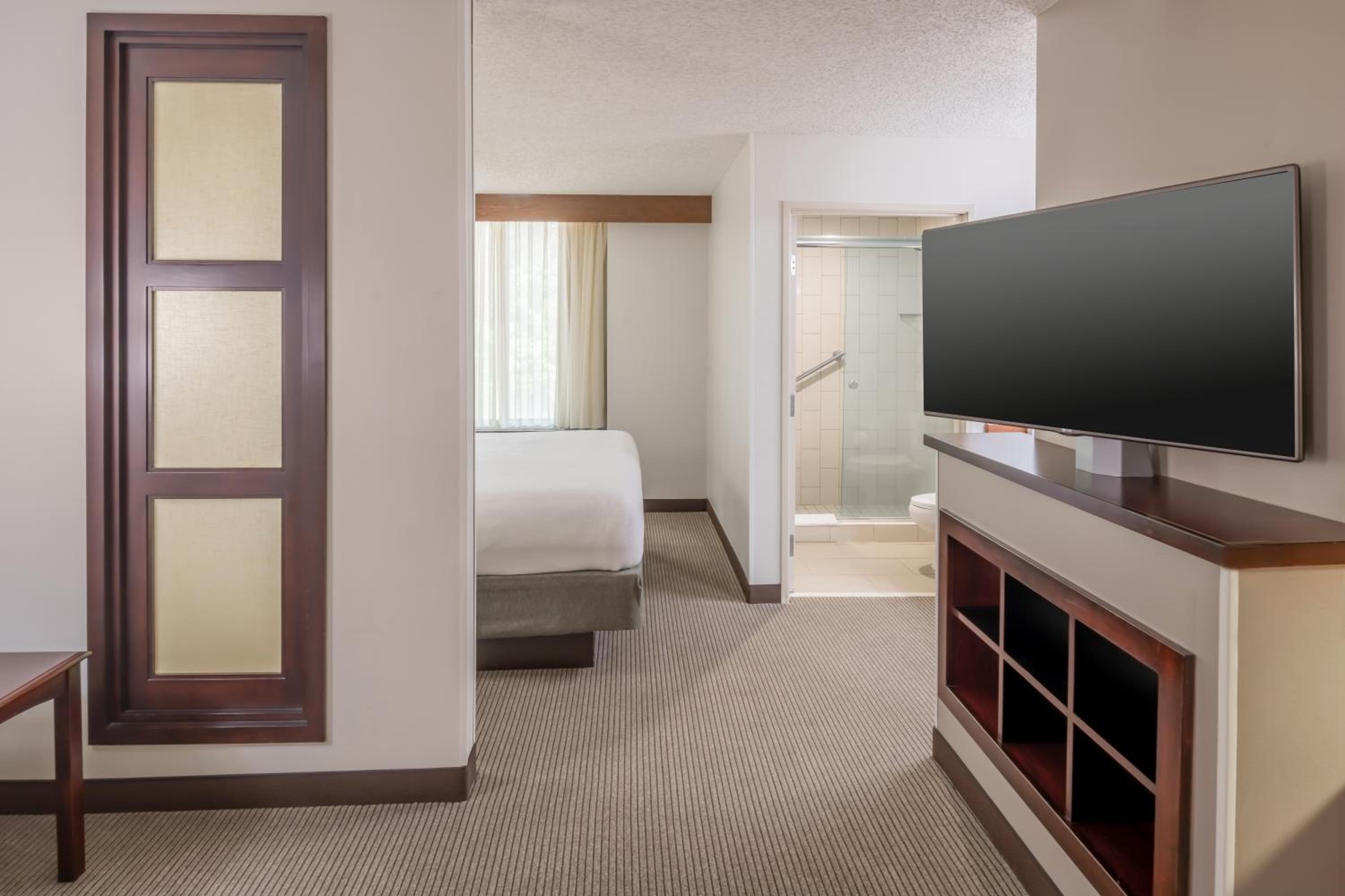 King Room with Sofa Bed - Photo 4