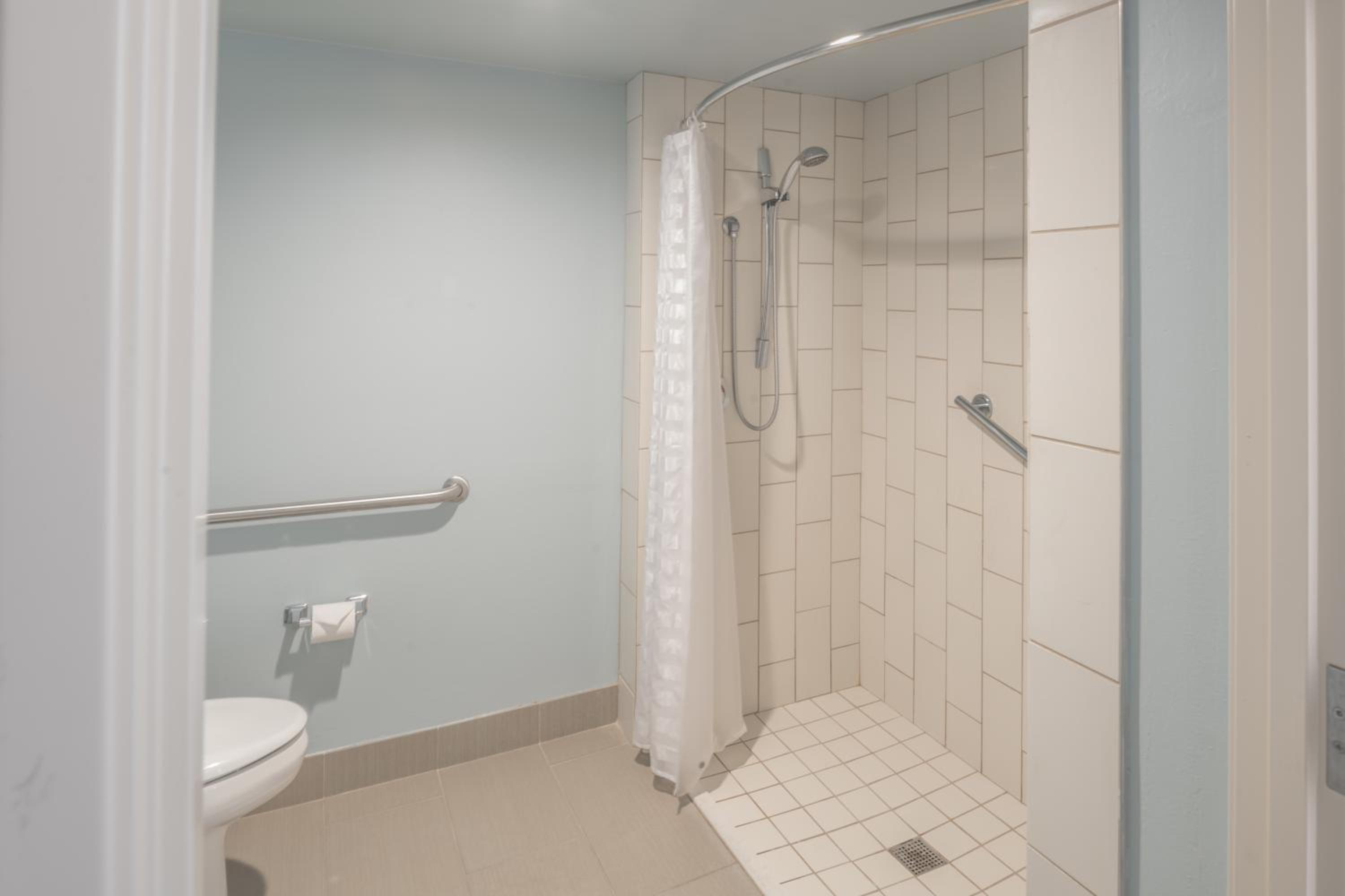 King Room with Sofa Bed and Accessible Tub - Disability Access - Photo 4