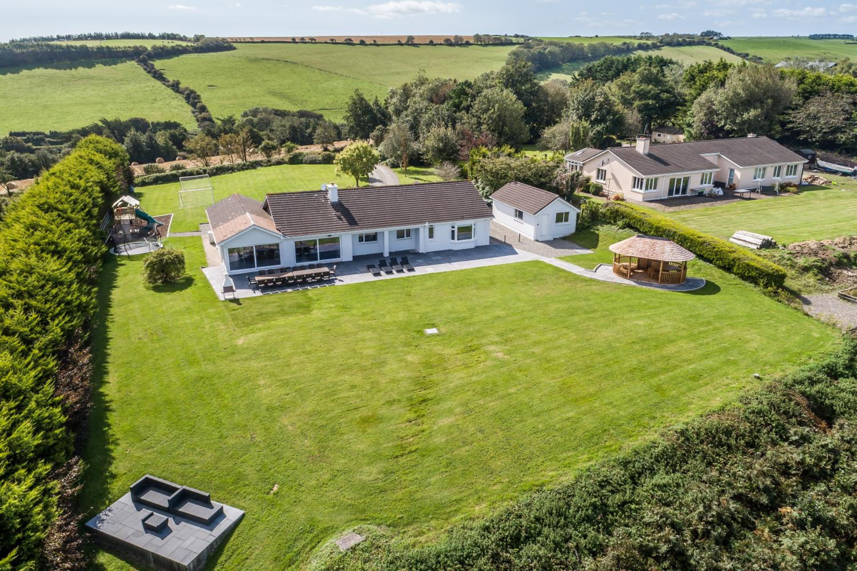 Six-Bedroom House - Photo 20