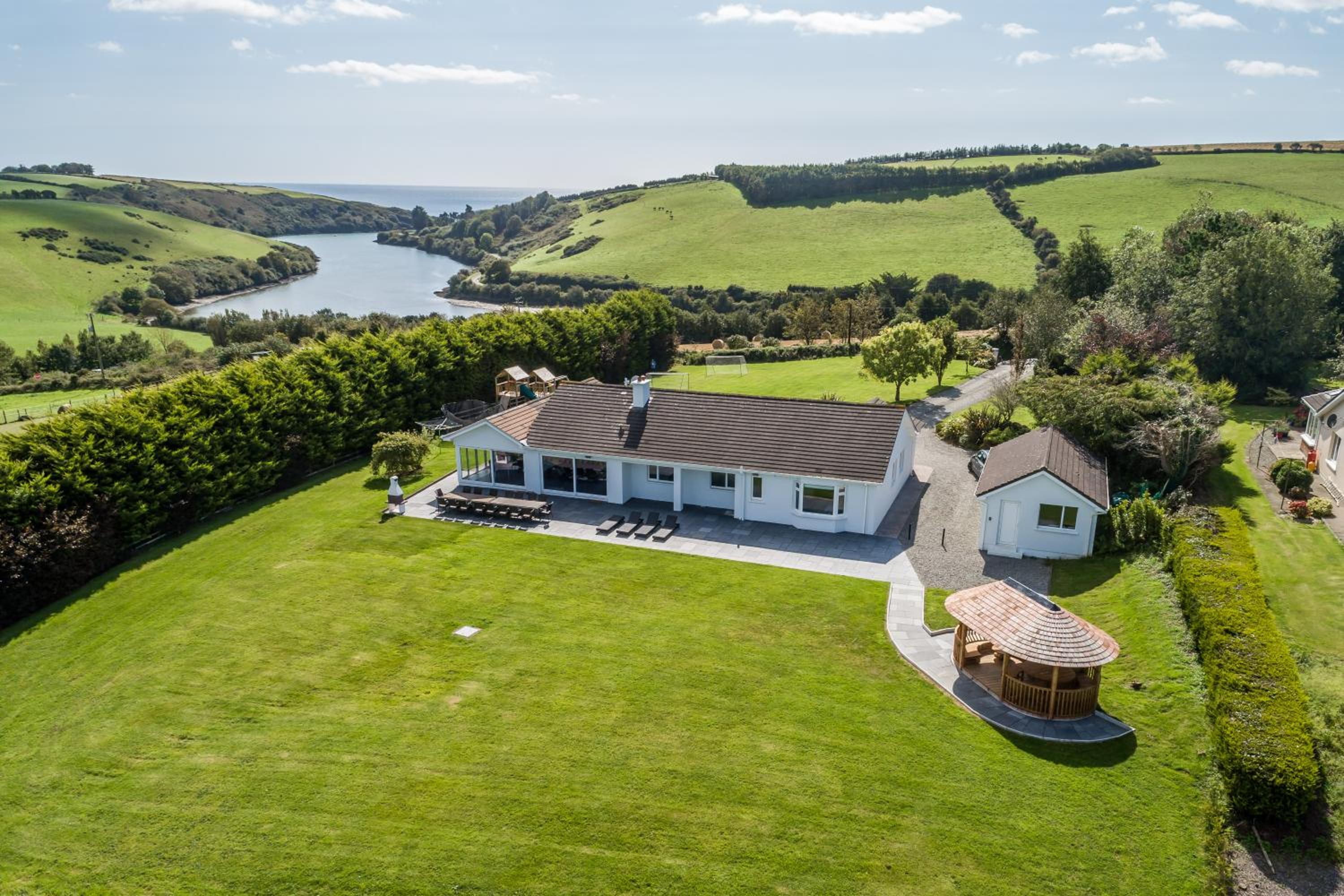 Six-Bedroom House - Photo 18