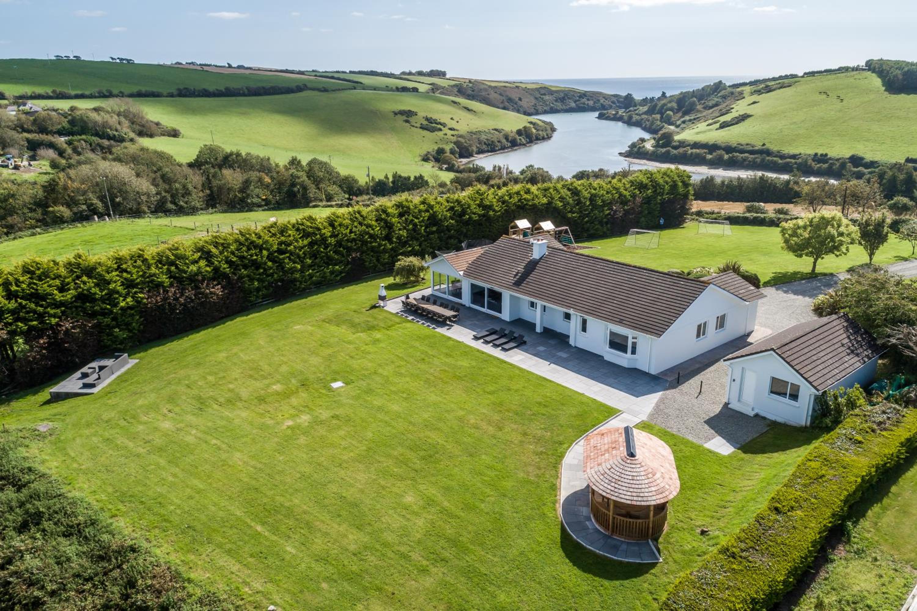 Six-Bedroom House - Photo 21