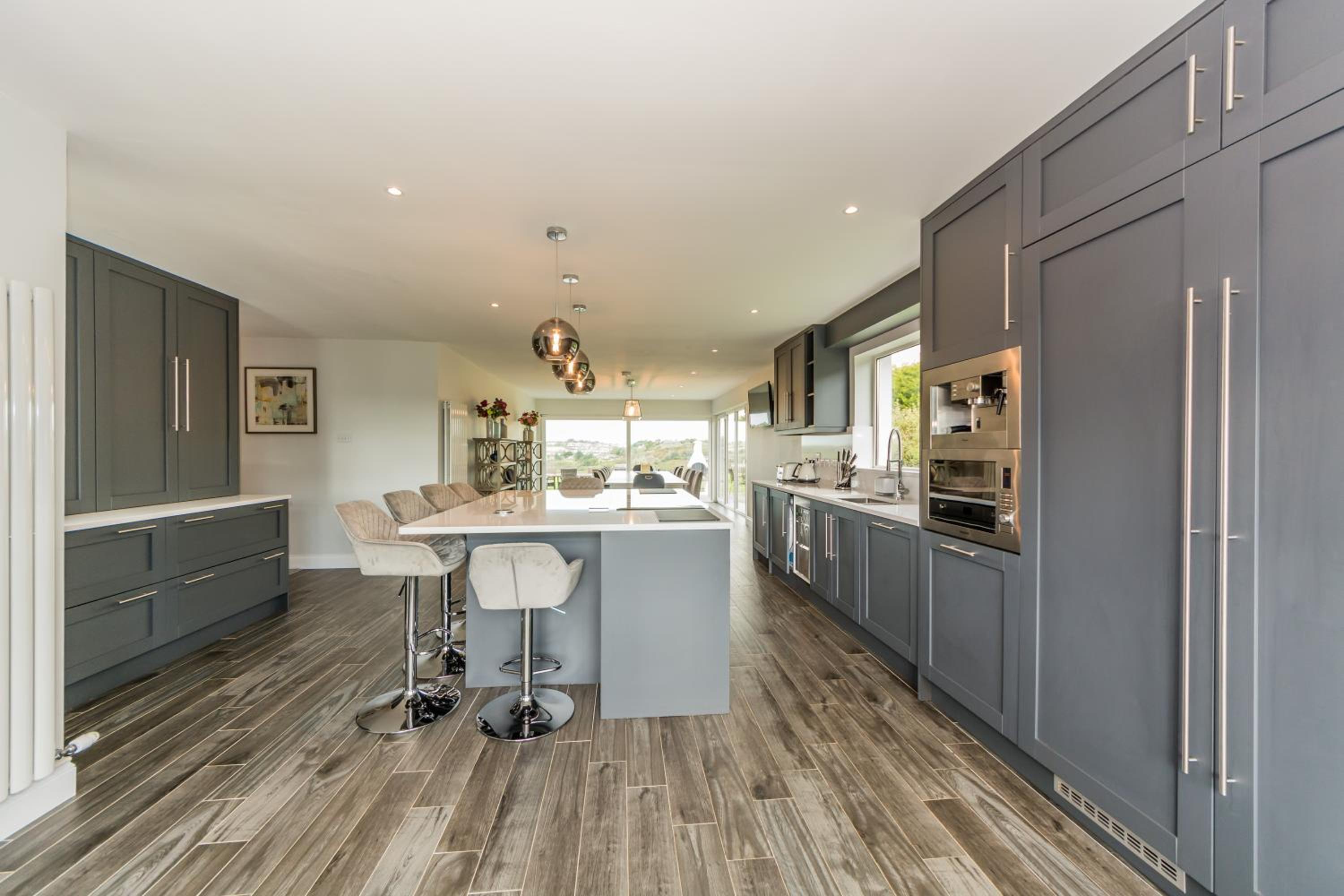 Six-Bedroom House - Photo 28