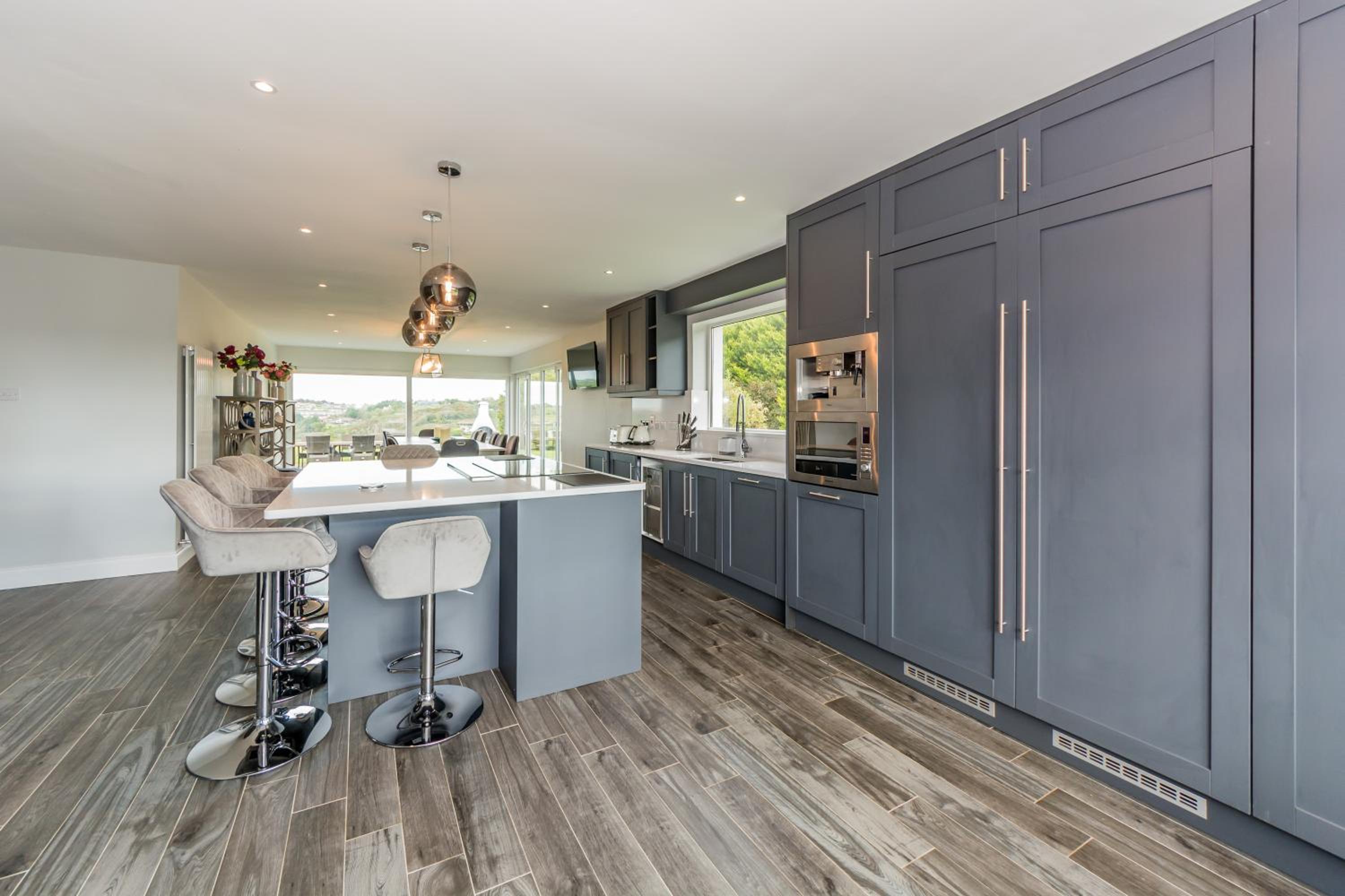 Six-Bedroom House - Photo 23