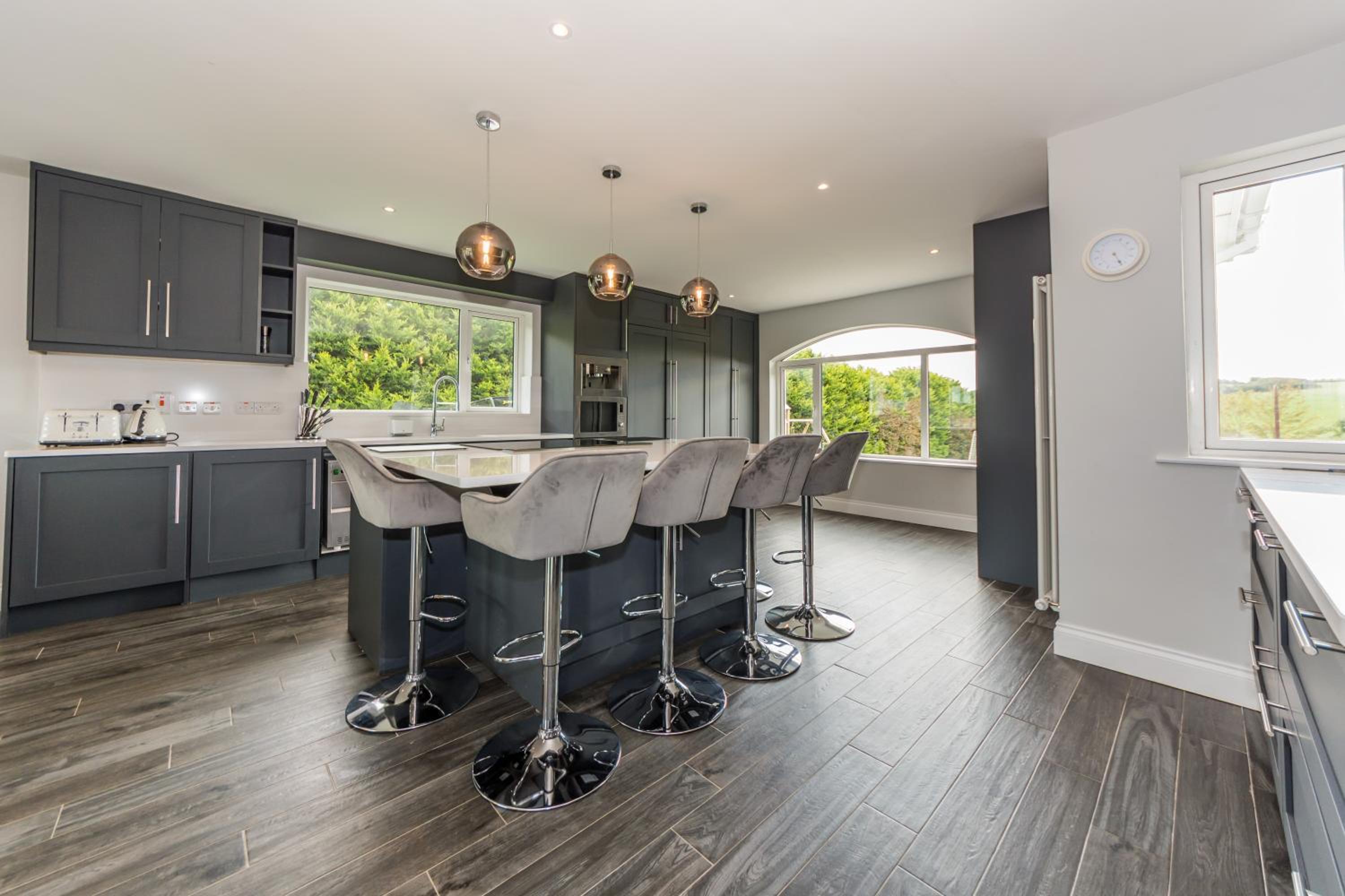 Six-Bedroom House - Photo 25