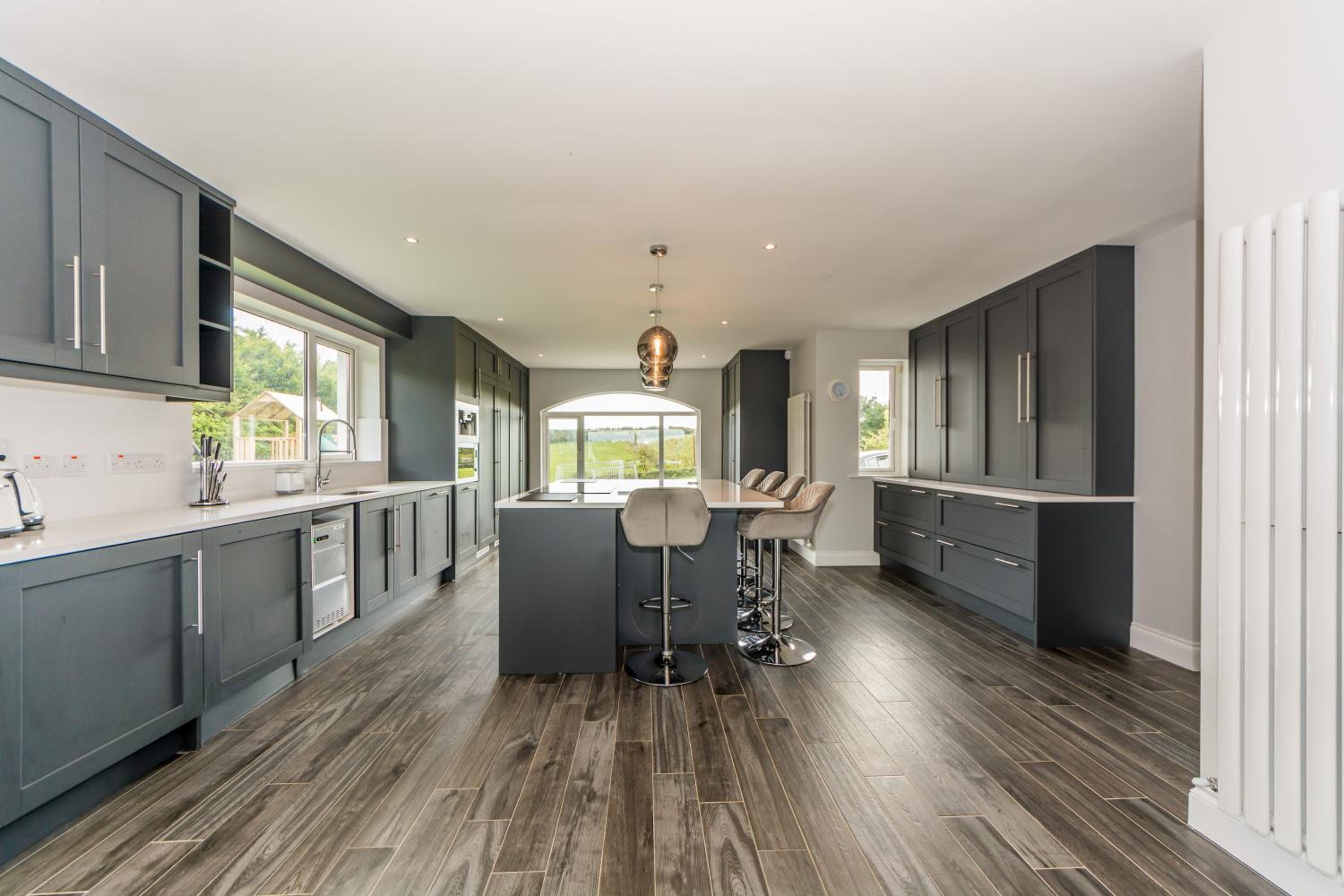Six-Bedroom House - Photo 26