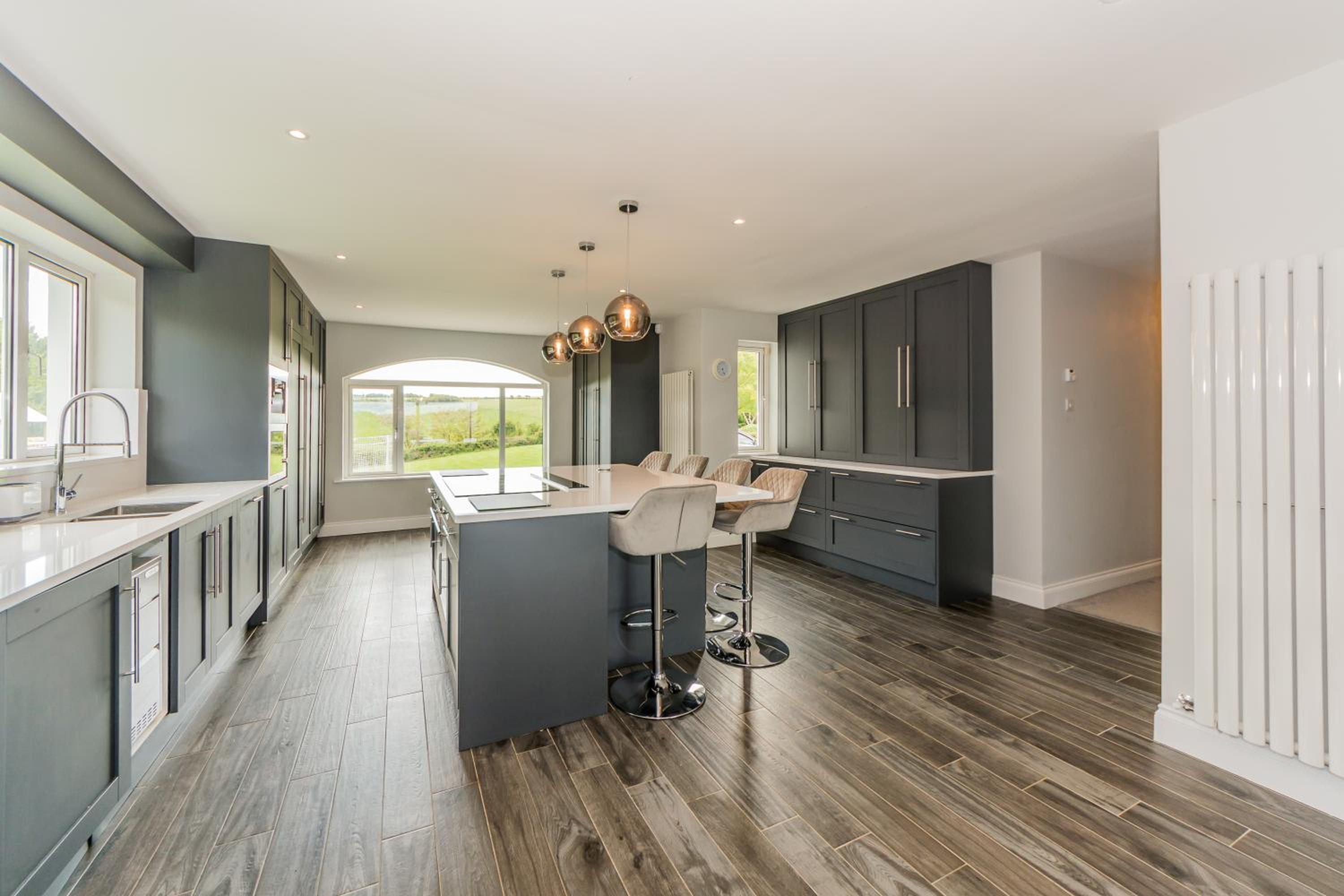 Six-Bedroom House - Photo 24