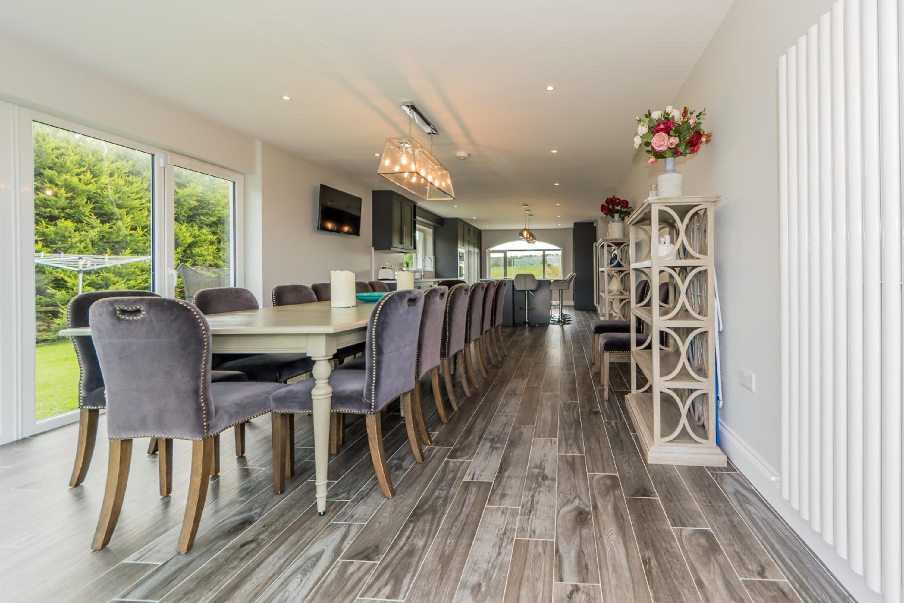 Six-Bedroom House - Photo 29