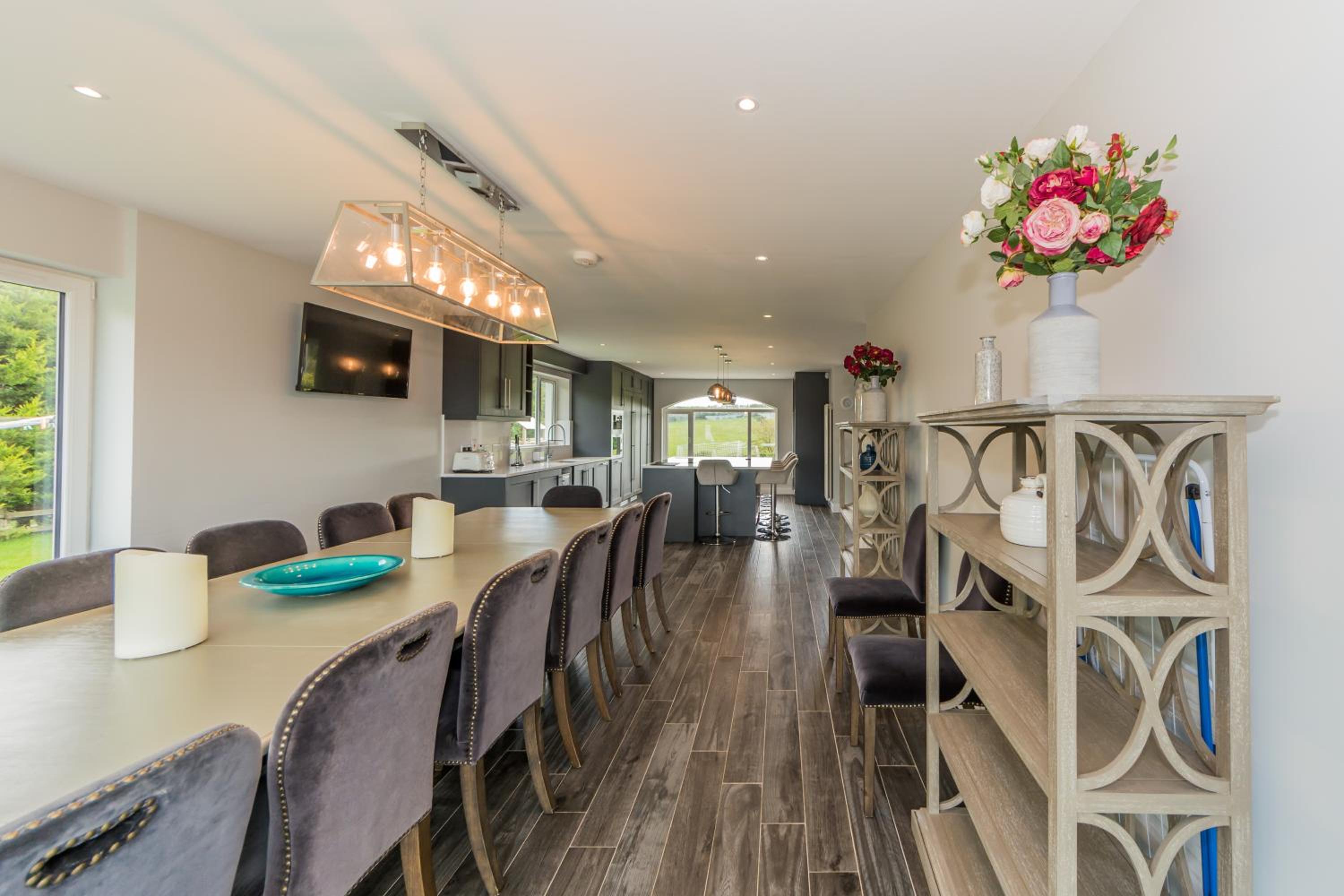 Six-Bedroom House - Photo 31