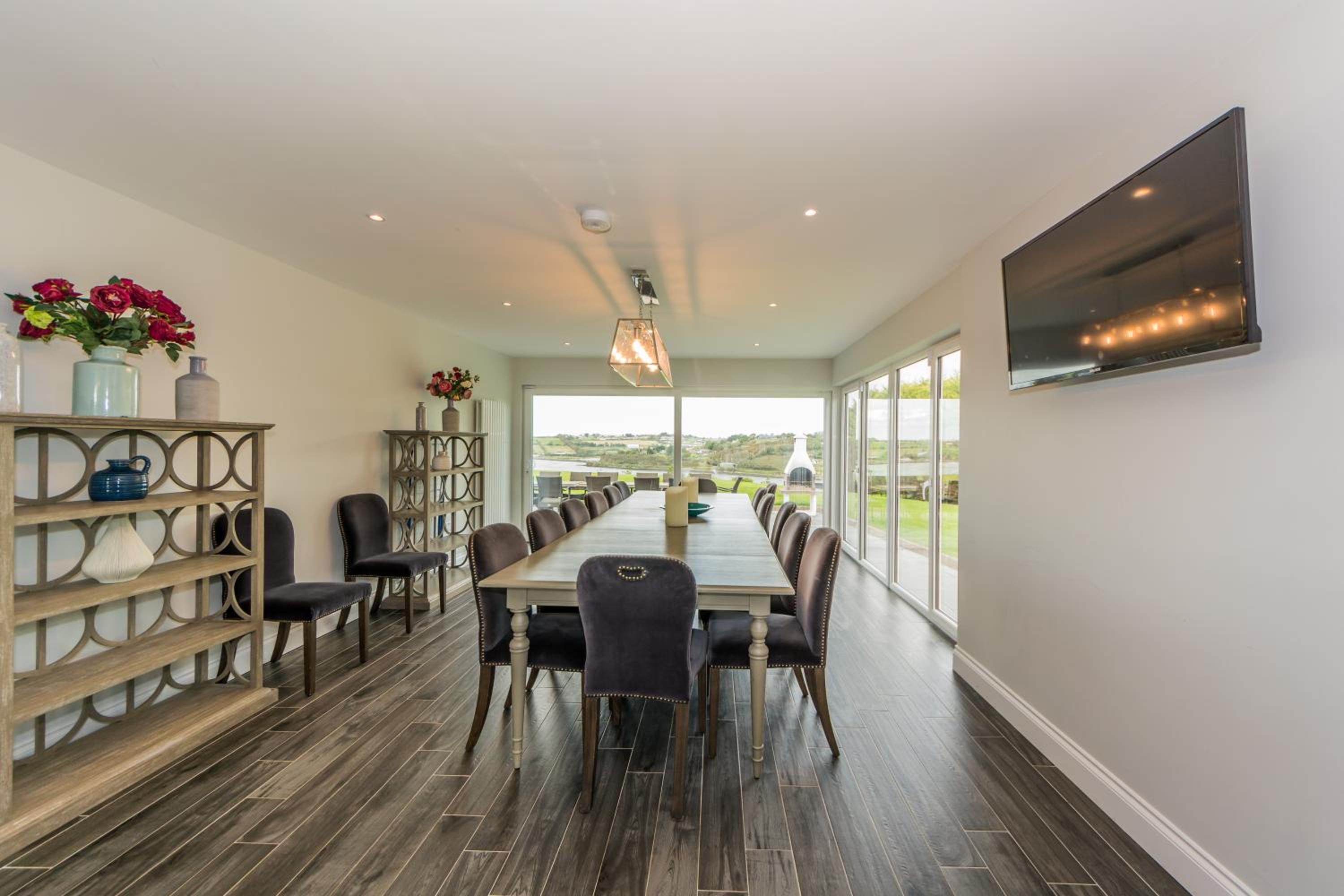 Six-Bedroom House - Photo 32
